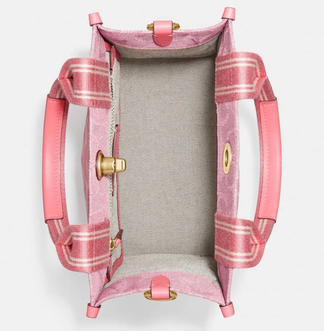 Coach Bape X Coach Tote 22 In Signature Jacquard กระเป๋าถือและครอสบอดี้โท้ทมินิไซส์ รุ่นใหม่สุดฮอต!! ใบจริงคือน่ารักม้ากกกก!! สวยอยู่ทรง มี 2 สี น่ารักน่าใช้ วัสดุหนังแคนวาส มาพร้อมหูจับในตัวและสายสะพายข้าง ถอดออกหิ้วเก๋ๆก็ได้ หรือสะพายถ่ายรูปชิคๆก็ดูดี ล