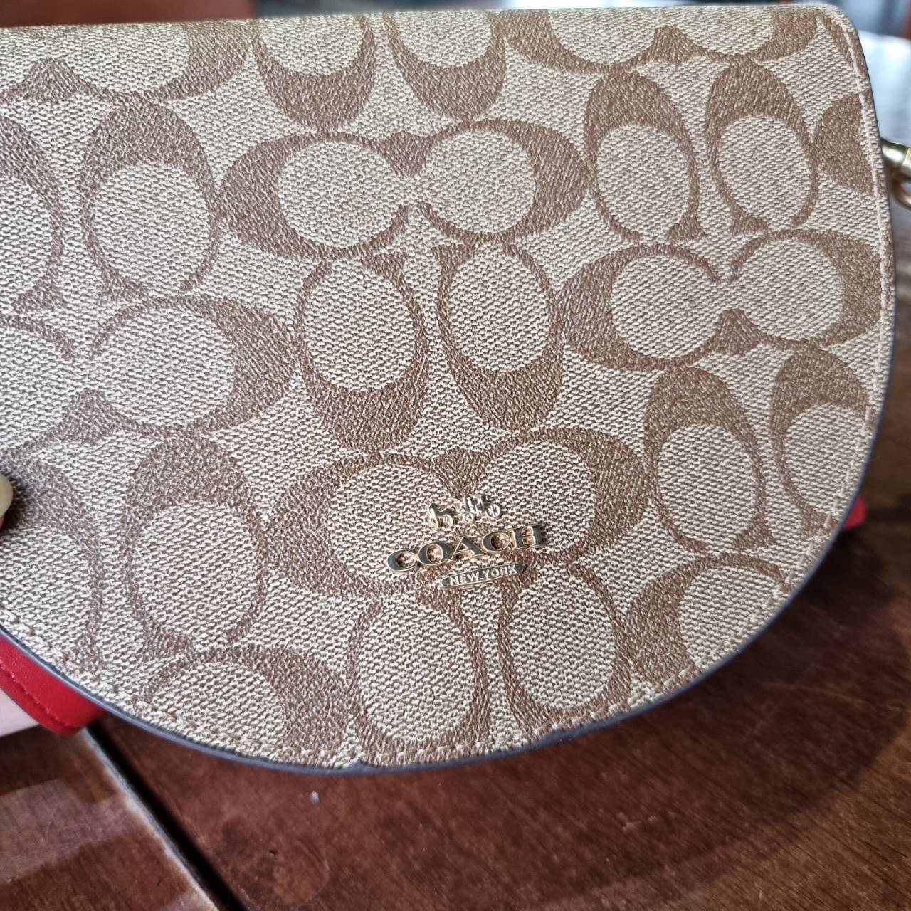 ของแท้ 💯% COACH C1430 ELLEN CROSSBODY IN SIGNATURE CANVAS กระเป๋าสะพายดีไซน์สุดเก๋ ดูดีไม่ซ้ำใคร ทรงสวยลายคลาสสิค วัสดุหนังแคนวาสเคลือบลาย ตัวขอบกระเป๋าเป็นหนังแท้