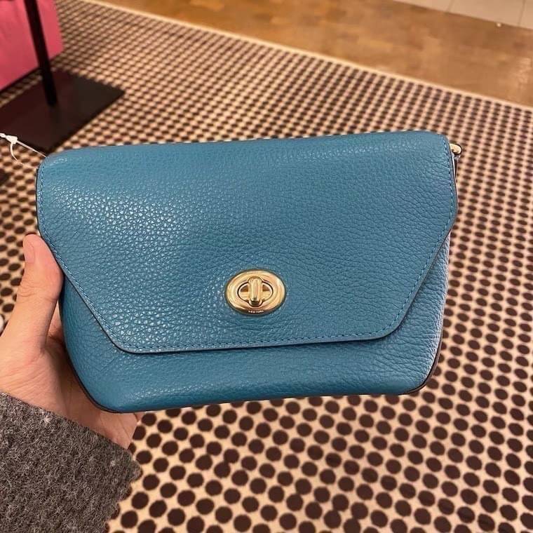 คอลเลคชั่นใหม่ ทั้งสวยทั้งคุณภาพค่ะ😘 COACH KARLEE CROSSBODY BAG 💐พร้อมส่ง ได้ไปไม่ผิดหวังแน่นอนค่ะ! สวยๆแบบคนดังระดับโลกกันค่าา กระเป๋าสะพายแบบครอสบอดี้ร์ หนังแท้นิ่มสวยงามมากๆค่ะ รูปทรงน่ารักกระทัดรัด เปิดปิดกระเป๋าแบบหมุนล็อค ภายในสามารถ