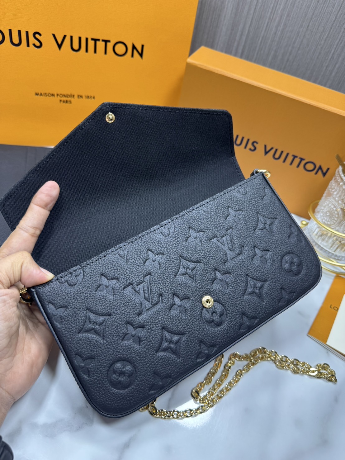 OP ORI หนังแท้ | LV Felicie Pochette bag in soft Monogram Empreinte leather กระเป๋าสะพายทรงพอชขนาดกะทัดรัด หนัง Monogram Empreinte เนื้อนุ่มประทับลาย Monogram สุดไอคอนิก