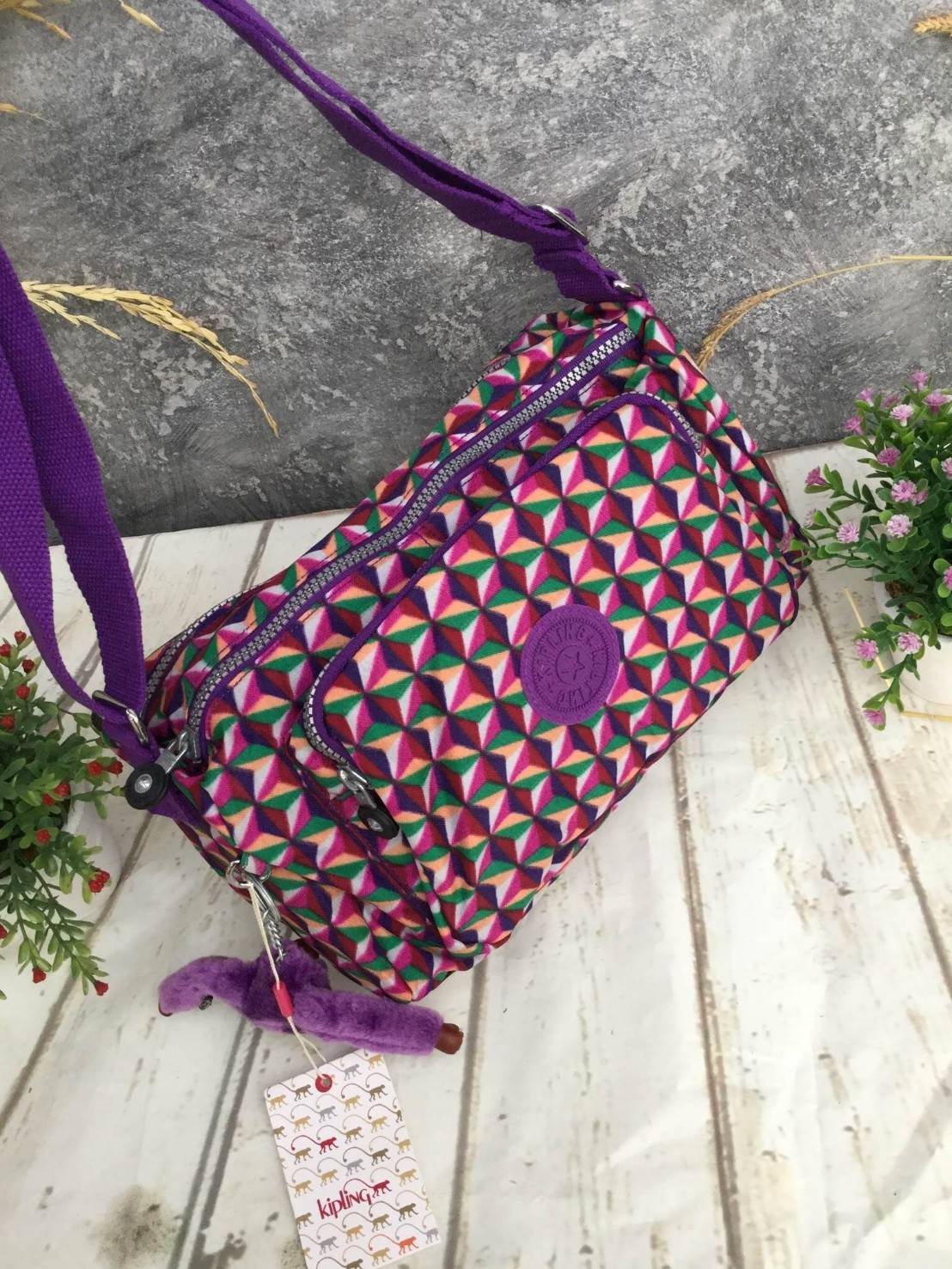 กระเป๋าสะพาย KIPLING รุ่น Reth วัสดุไนล่อนคุณภาพดี มาพร้อมดีไซน์ทันสมัย และสามารถใช้งานได้อย่างดี เข้ากับทุกการแต่งตัว โดดเด่นด้วยพื้นที่ภายในและช่องต่างๆ ที่ให้คุณจัดเก็บของสำคัญได้ครบถ้วน ไม่ว่าจะเป็นมือถือ ปากกา หรือไอเท็มจำเป็นของคุณ สายสามารถปรับและถ