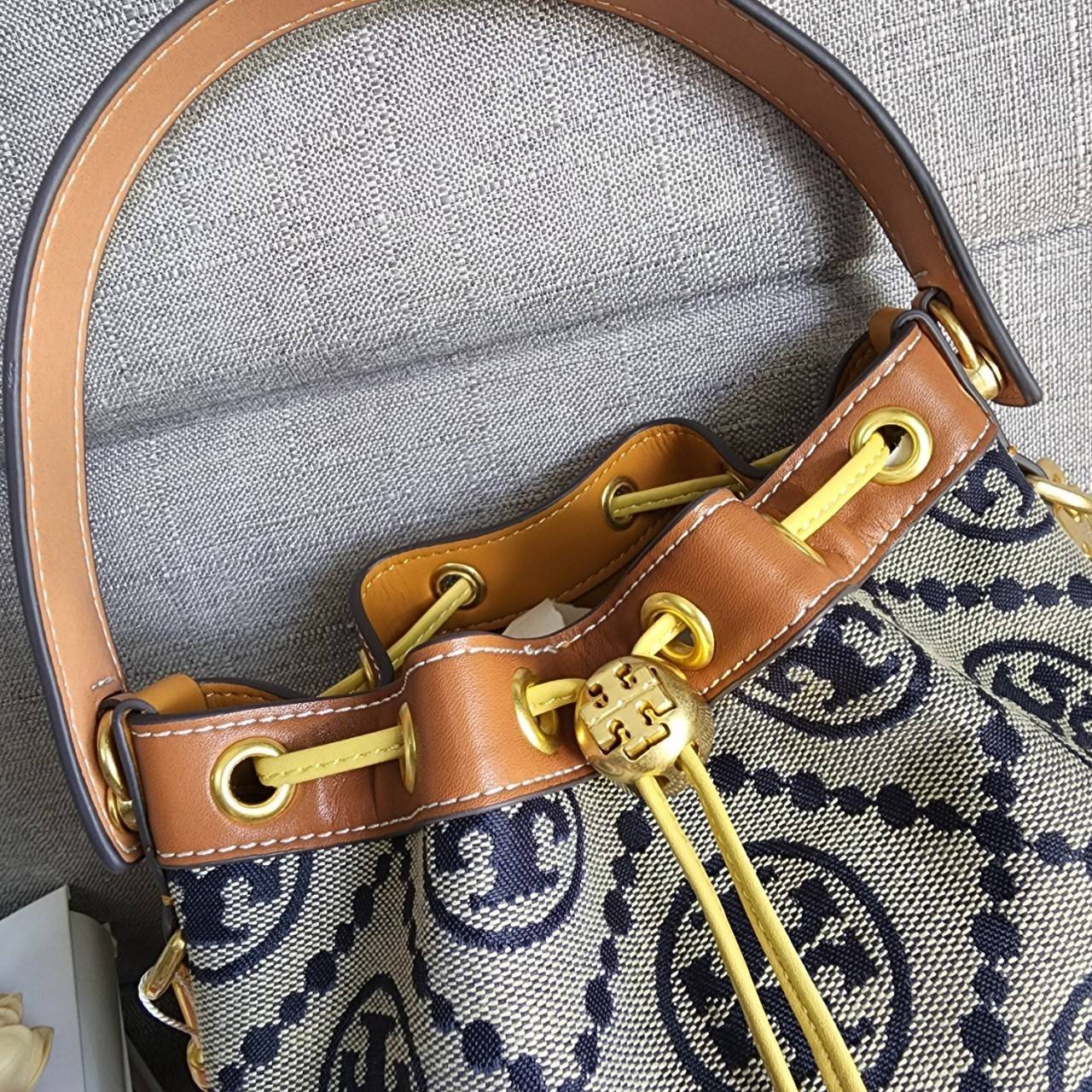 Tory Burch T Monogram Colorblock Bucket Bag กระเป๋าสะพาย ทรงบัคเกต รุ่นฮอต สไตล์ไหนเข้าได้ทุกลุค วัสดุ jacquard ตัดขอบหนังแท้ ภายในเป็นช่องโล่งกว้าง ใส่ของได้เยอะหยิบจับสะดวก มาพร้อมสายสะพายข้างหนังแท้ ถอดและปรับระดับได้สะพายชิวได้ทุกโอกาส