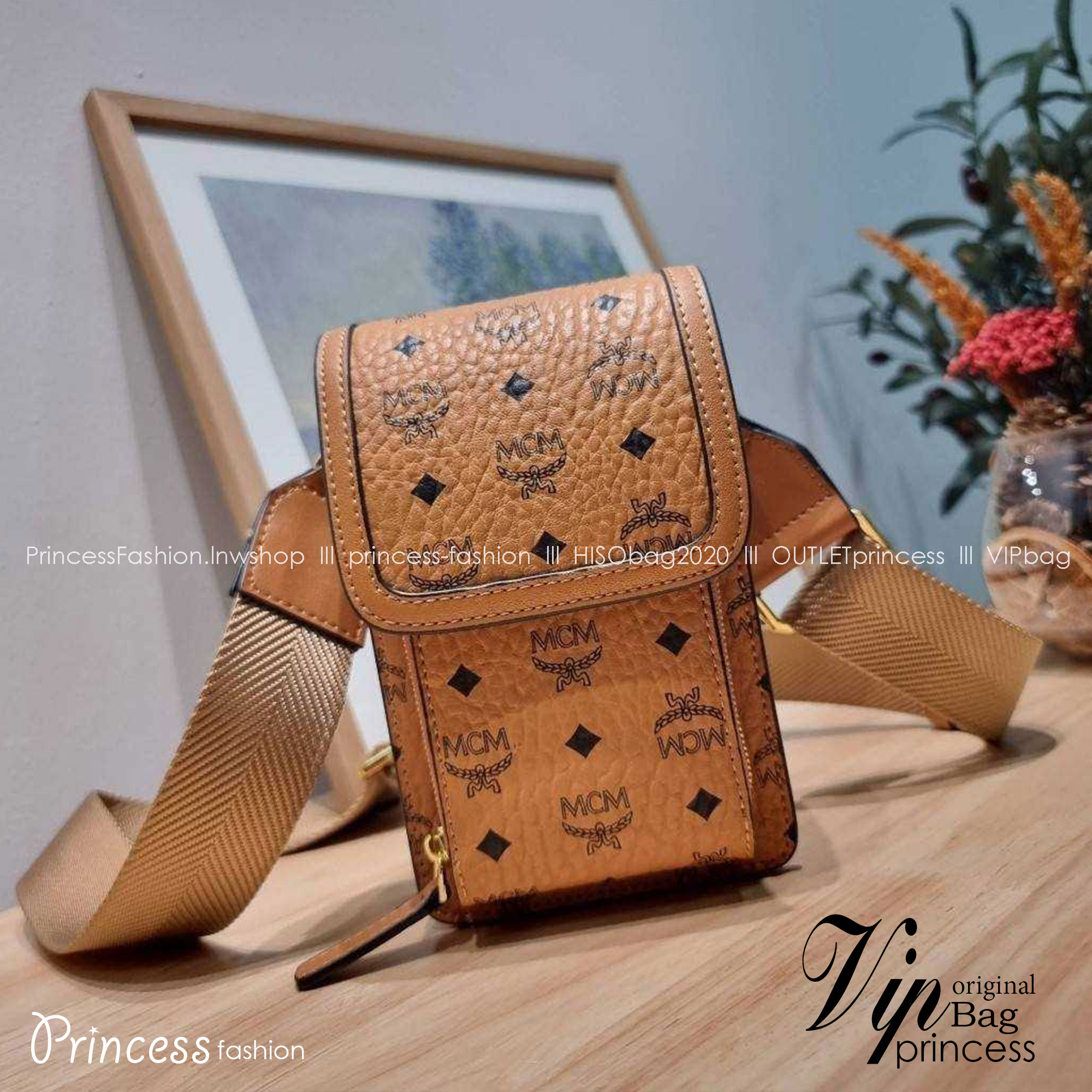 M.C.M CROSSBODY PHONE CASE IN VISETOS กระเป๋าสะพายข้าง สำหรับใส่ gadget คูลๆอย่างโทรศัพท์มือถือ ให้หนุ่มๆพกพาไปไหนๆได้สะดวก คล่องตัวกว่าเดิม เกรดออริ ท็อป 1:1 เกรดดีสุด สลับแท้