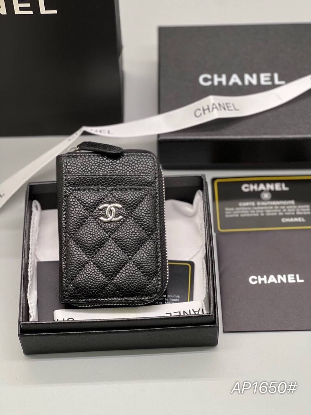 CHANEL mini zippy black caviar เกรดออริจินอล หนังแท้ กระเป๋าเงินซิปรอบใบเล็ก ด้านหน้ามีช่องใส่การ์ด 2 ช่อง ด้านหลังกระเป๋า 1 ช่องและด้านในกระเป๋าแบ่งเป็น 2 ช่องนะคะ ใส่ได้ทั้งการ์ด เหรียญ แบงค์แบบพับได้ค่ะ หนังคาเวียสีดำ อะไหล่เงิน สวยคลาสสิคมากๆ เลยค่ะ ภ