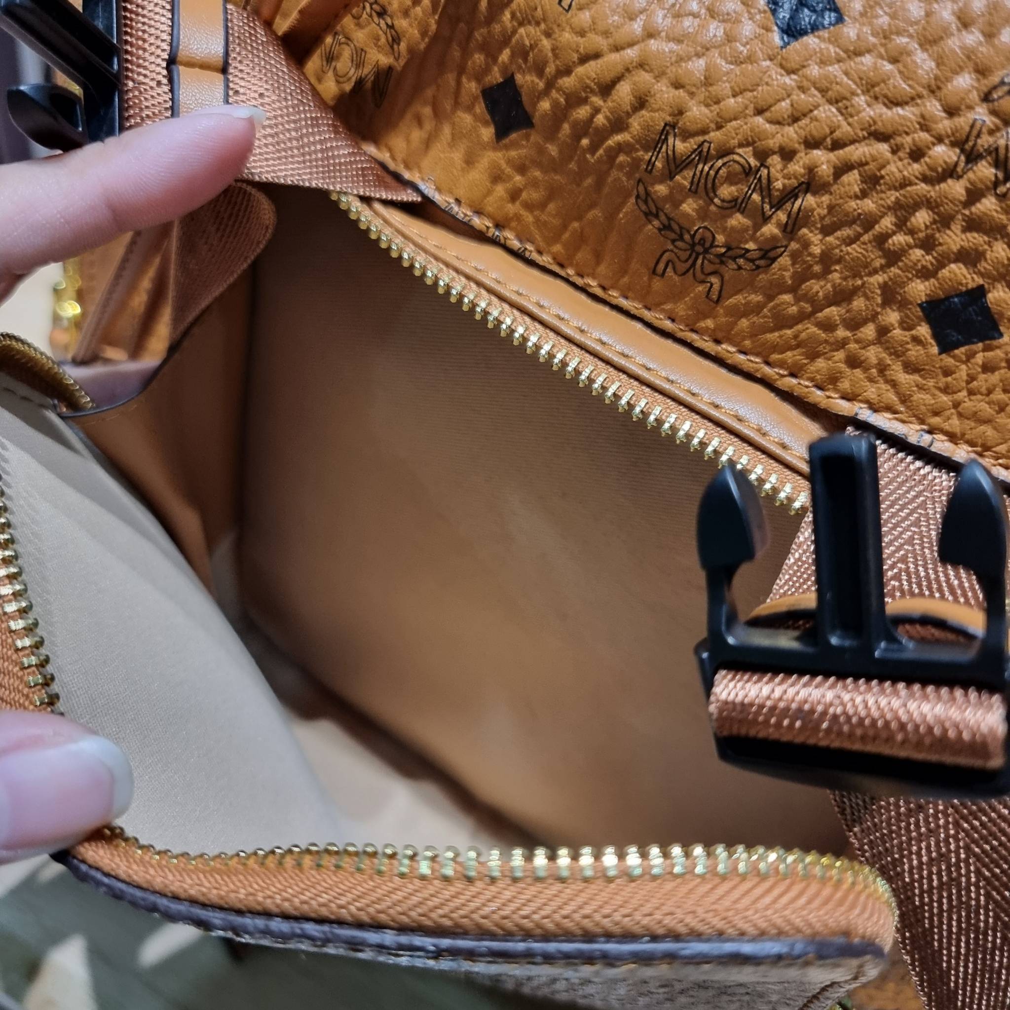 M.C.M SMALL BRANDENBURG BACKPACK IN VISETOS อีกหนึ่งไอเท็ม เอาใจสายเที่ยวแบบจัดหนัก ไม่รู้จะมีใบไหนคุ้มได้มากกว่านี้อีกแล้ว กระเป๋าเป้ใบใหญ่กำลังดี ดีไซน์ไม่ซ้ำใคร ฟังก์ชั่นการใช้งานตอบโจทย์หลายๆคนแน่นอน