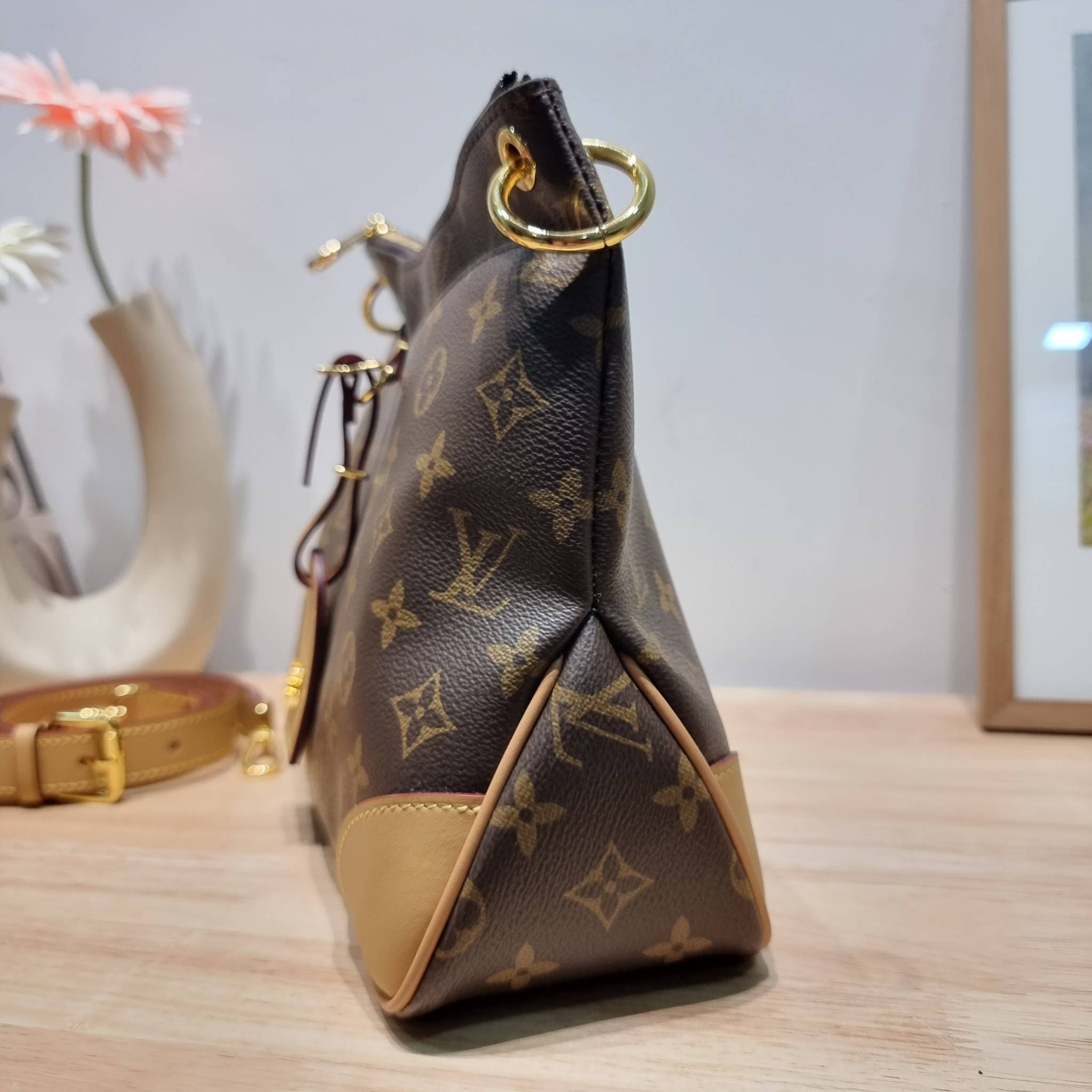 LV Odeon PM 2020 กระเป๋าสะพาย ดีไซน์คลาสสิค ใบใหญ่กำลังดี ทำให้ใช้งานได้สะดวก วัสดุหนังแคนวาสทนทาน