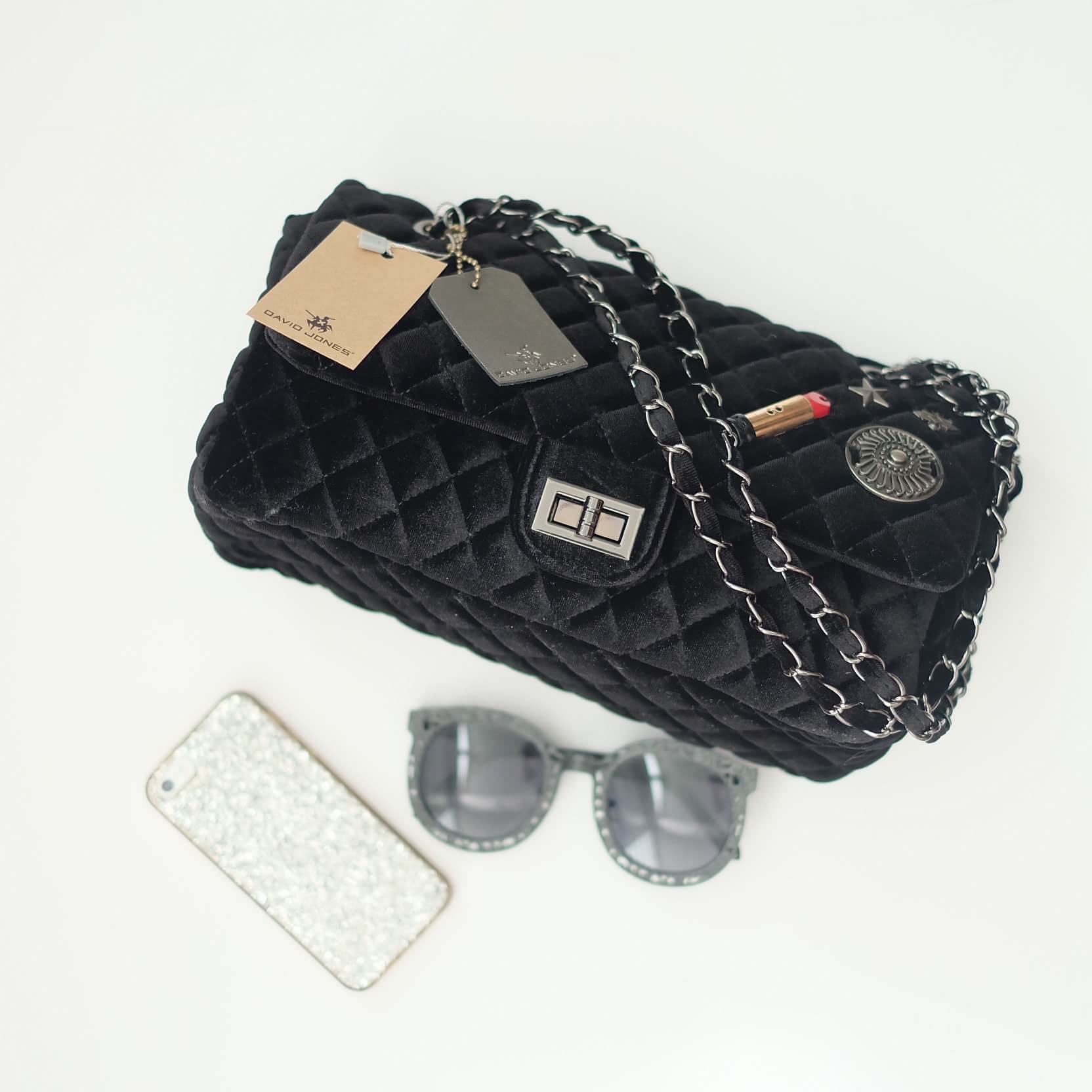 งานแท้ชนช้อป ทรงยอดฮิต ห้ามพลาดเลยน๊า กระเป๋าสะพายหนังกำมะหยี่ ทรงสวยจากแบรนด์ David Jones สวยหรูมาก ภายในสีแดง ภายนอกดำ อะไหล่ดำรมควัน ขนาดกำลังดีเลยใส่มือถือ กระเป๋าตังค์ยาวได้หมด น้ำหนักเบามากๆ ภายในมีช่องแบ่งเก็บของได้ 2 ด้าน ด้านหลังกระเป๋าใส่ของได้ 