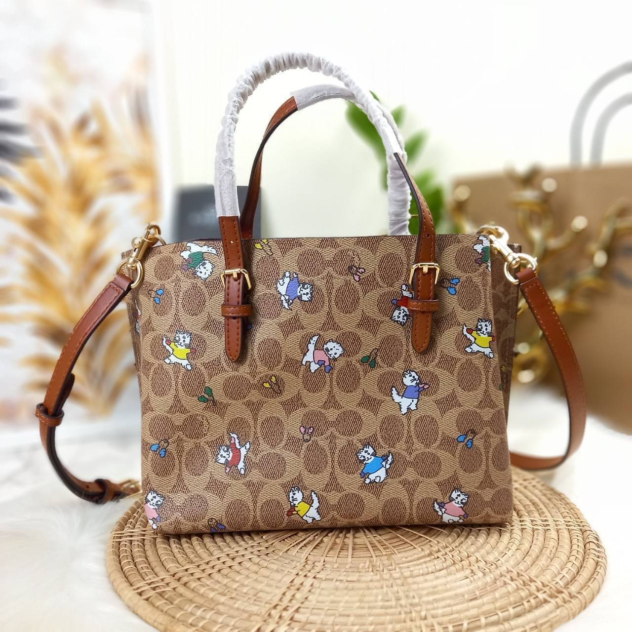 ไม่หลงรัก ทำไงไหว!! COACH MOLLIE TOTE 25 IN SIGNATURE CANVAS WITH SNOOPY (COACH C4250) กระเป๋าถือ กระเป๋าสะพาย รุ่นฮิต พิมพ์ลาย น่ารักเกินเบอร์ได้อีก// ขนาดเหมาะมือ มีสายสะพายยาว ถอดและปรับระดับได้ //วัสดุแคนวาส ผสมหนังแท้ ขึ้นทรงสวย ลาย SIGNATURE ด้านในโ