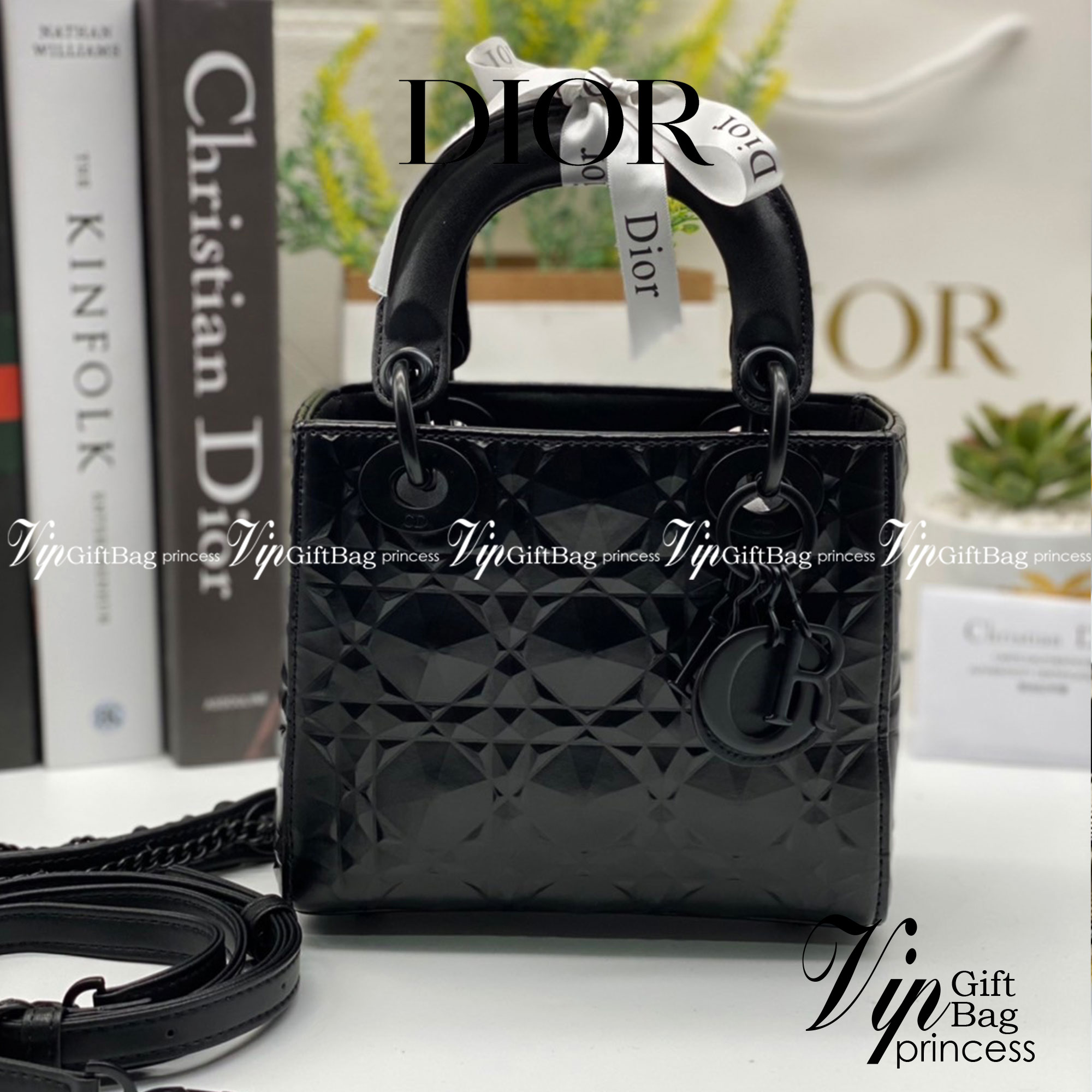 หนังแท้ DIOR LADY BAG 17cm ไซส์เล็กขนาดกำลังน่ารักเลยค่ะ งานออริหนังแท้ทั้งใบปั้มลายรุ่นใหม่ล่าสุด ความสง่างามอีกหนึ่งรุ่นของ Dior รูปทรงสีเหลียม ขนาดกระทัดรัด ตั้งอยู่ทรง ฐานกระเป๋าแข็งแรง มีหมุดรองฐาน ดีไซน์ที่มีเอกลักษณ์เฉพาะตัว ด้านหน้าตกแต่งด้วยตัวอั
