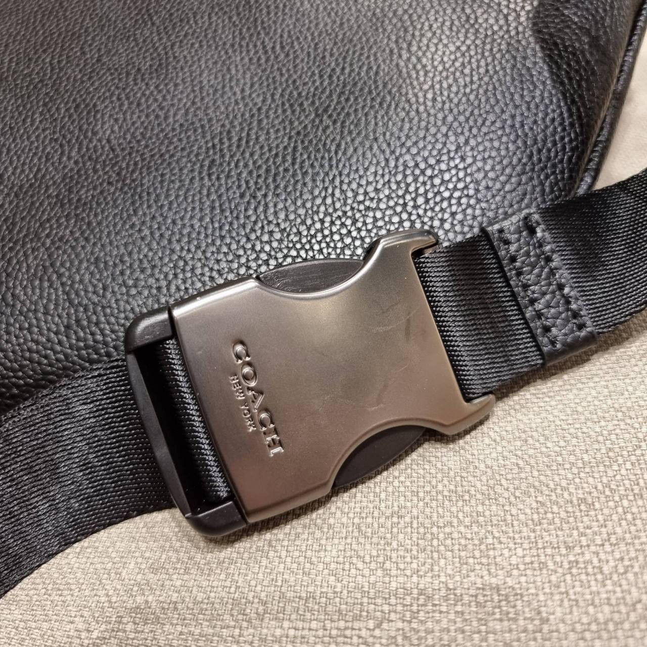 COACH C4028 COACH x PEANUTS WARREN BELT BAG IN SIGNATURE CANVAS WITH VARSITY PATCHES กระเป๋าคาดอกไซส์ใหญ่ คอลเลคชั่นยอดฮิต!! เป็นรุ่นสุดยอดของความคลาสสิค ขนาดสะพายกำลังเท่ คูลๆ ใช้งานง่าย ได้ทั้งหนุ่มๆและสาวๆ วัสดุหนังแคนวาสเคลือบลายสลับหนัง pepble น่าใช้