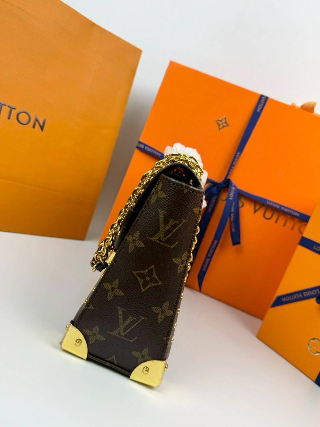 ORI หนังแท้ | LV Trunkie bag กระเป๋าสะพายรุ่นใหม่ ดีไซน์ร่วมสมัยโดดเด่นด้วยมุมโลหะ เฉลิมฉลองเอกลักษณ์ที่สืบทอดมาอย่างยาวนาน ผสานฟังก์ชันการใช้งานเข้ากับความหรูหรา Monogram แคนวาสตกแต่งหมุดสีทอง