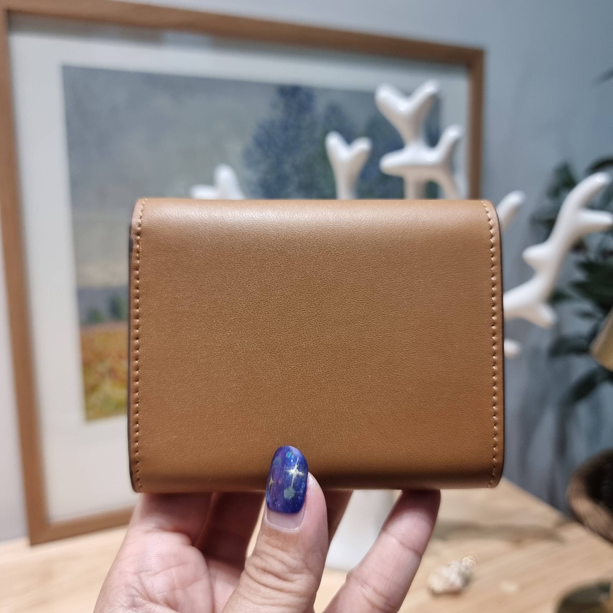 Tory wallet bag / TORY BURCH ELEANOR COMPACT WALLET กระเป๋าสตางค์ใบสั้นรุ่นขายดี แบบพับ ตัวมัมตัวแม่มากๆ ดูหรูหราทุกสี ดีไซน์คลาสสิค ขนาดกำลังพอเหมาะ โดดเด่นด้วยโลโก้สีทองดูแพง