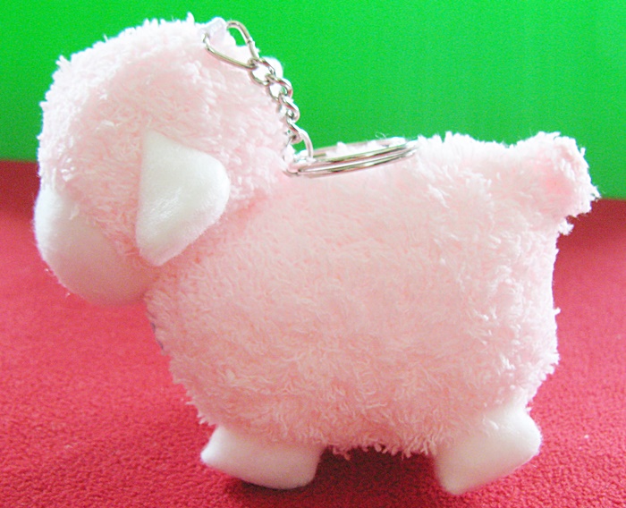 พวงกุญแจตุ๊กตาแกะสีชมพู จากสวนผึ้ง จ.ราชบุรี ค่ะ