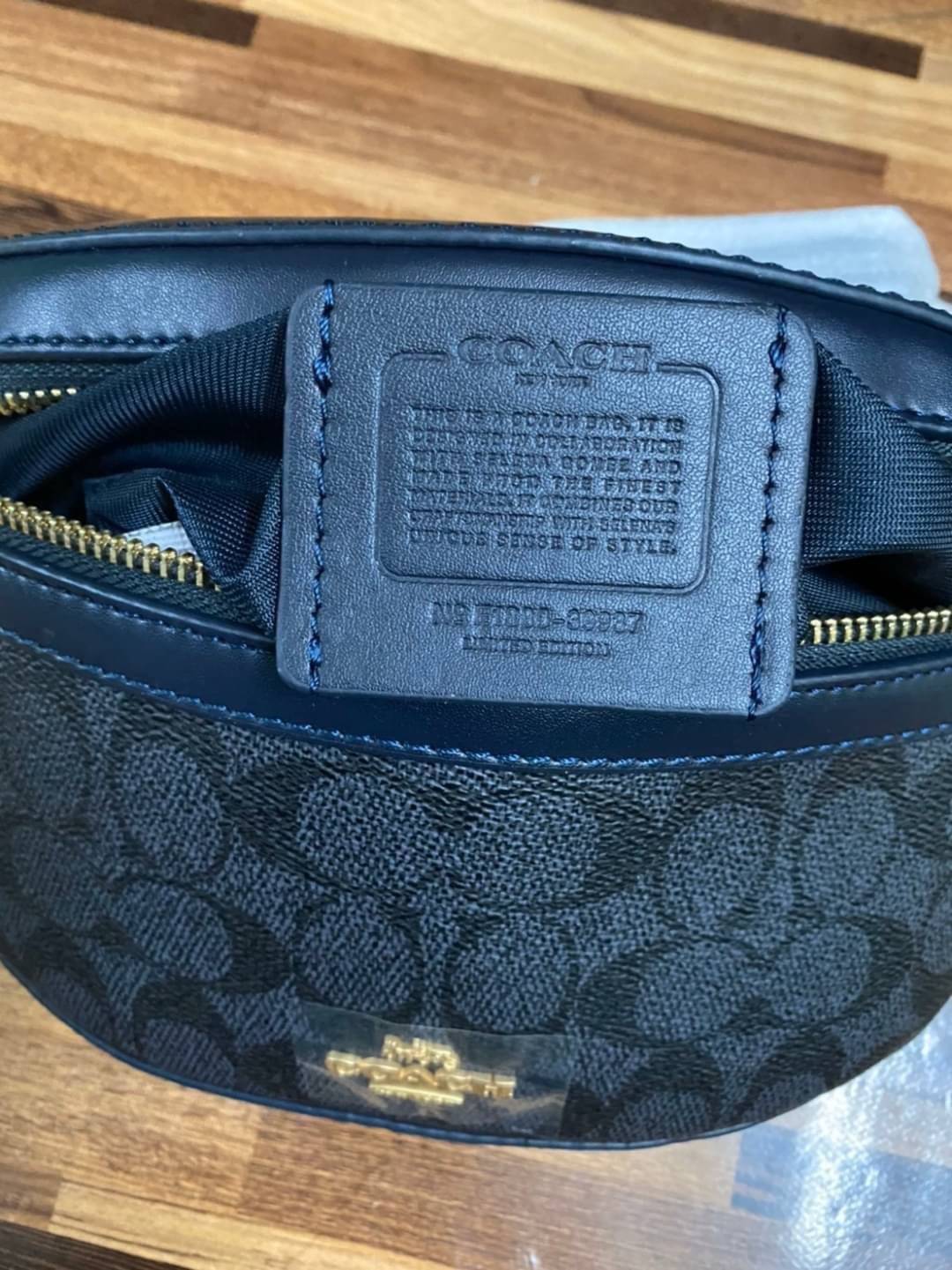 LIMITED EDITION !! COACH BELT BAG IN SIGNATURE WITH REXY BY GUANG YU กลับมาอีกครั้งกับ Coach X Disney สวยงามมากๆค่ะ คาดอก คาดเอวได้ ลาย C ตัดขอบหนังเรียบ มีช่องซิปทั้งหน้า//หลัง ใส่มือถือได้ทุกรุ่น;พาสปอร์ตได้ ;กระเป๋าเงินใบกลางได้;อื่นๆจำเป็นได้ครบค่ะ.