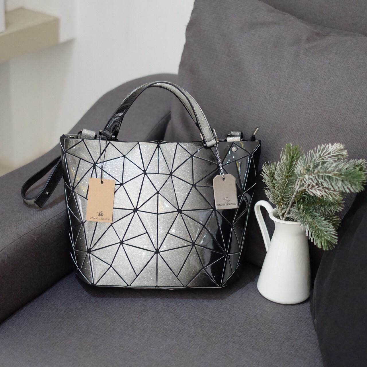 ใหม่ ล่าสุด Mix shade colors !! Tone สี Limited พิเศษที่ สวยไม่ซ้ำใคร แถมยังลาย หายาก ❤️ปรับทรงได้ 2 แบบ น่ารักมาก ค่า ( เนื่องจากสีเฟด ดังนั้นแต่ละใบลายสีอาจจะมีความแตกต่างกัน ) แต่ยังคงสวย แน่นอนค่า 👉🏻👉🏻กระเป๋า จาก