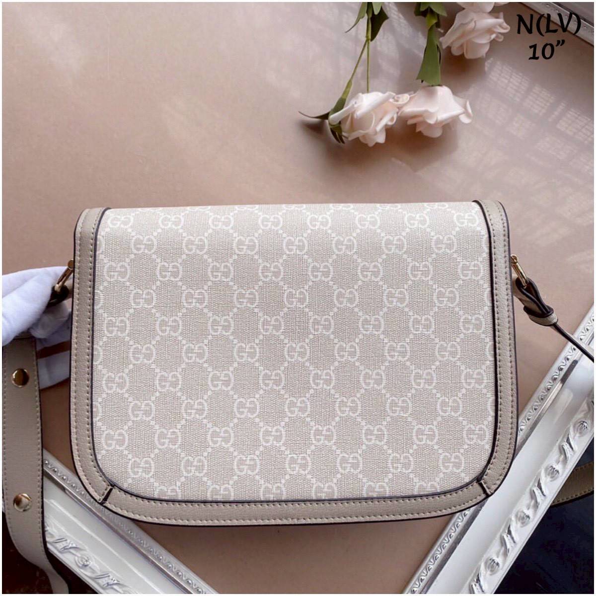 Gucci Horsebit 1955 GG Bag กระเป๋าทรงสะพายทรงคลาสสิค สวยผู้ดี ดารา เซเลปใช้กันเพียบ สวยอยู่ทรง รุ่นในตำนานที่เป็นเอกลักษณ์ของแบรนด์ สวยเรียบหรู Restock สีเบจสุดละมุน งานสวยคมชัด มากี่รอบก็ไม่เคยพอ!!