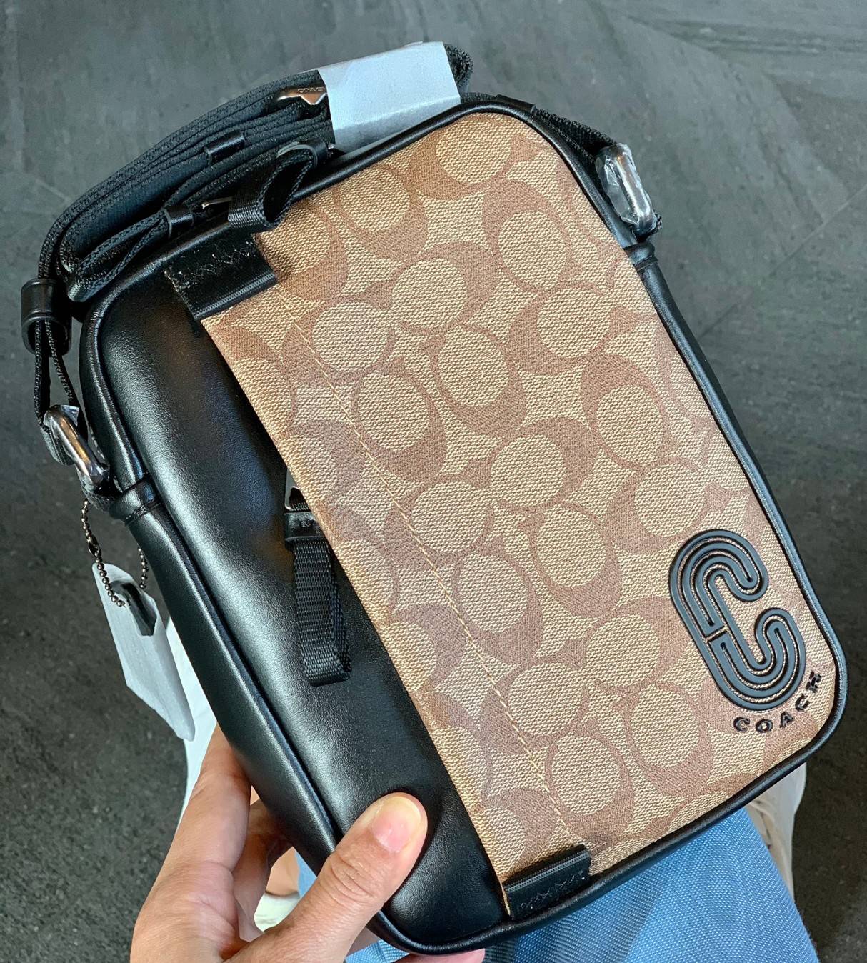 รุ่นที่คุณผู้ชาย2021 ต้องมีค่ะ💥 COACH 6788 EDGE STRADDLE SHOULDER BAG พร้อมส่งที่ไทย น่าใช้มากๆค่าา🔥 กระเป๋าสะพายแบบครอสบอดี้ร์ ทรงสวย หนังแท้นิ่มอย่างดีค่ะ ด้านหน้ามีช่องซิปซ่อนให้หนึ่งช่องนะคะ เปิดปิดช่องหลักแบบซิปคู่ภายในลึก ใส่ของจำเป็