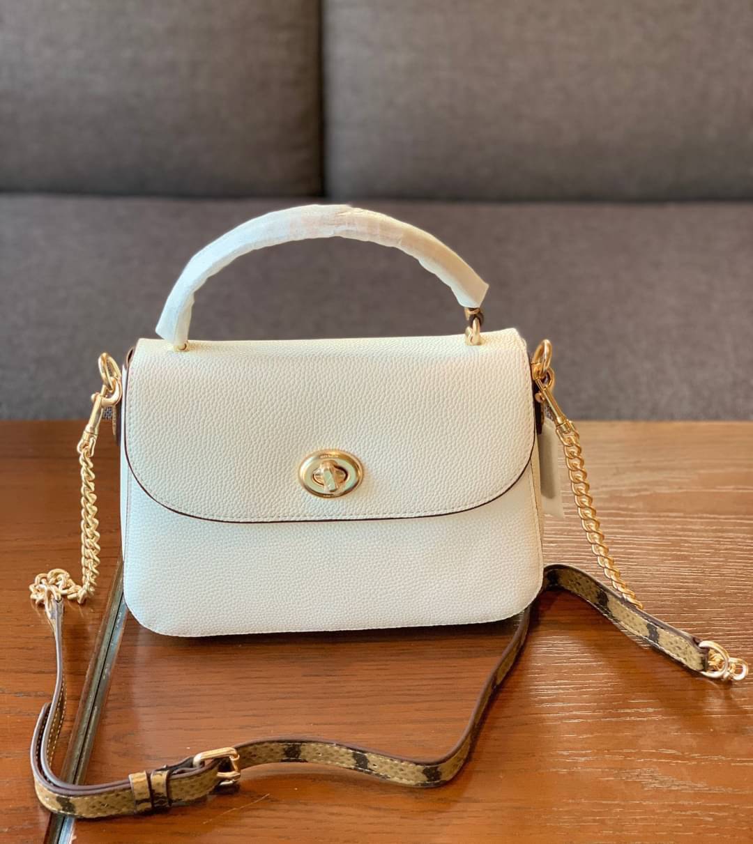 COACH MARLIE TOP HANDLE SATCHEL BAG (COACH C1765) กระเป๋าหิ้ว//สะพายข้าง//สะพายครอสบอดี้ร์ได้ หนังแท้สวยงามค่ะ เปิดปิดกระเป๋าแบบหมุนล็อคใช้งานง่าย ภายในโล่งสามารถใส่กระเป๋าเงินใบยาวได้;ของจำเป็นได้ครบค่ะ;มีช่องซิปและช่องโล่งให้ใส่ของจุกจิกนะคะ มาพร้อมสายส