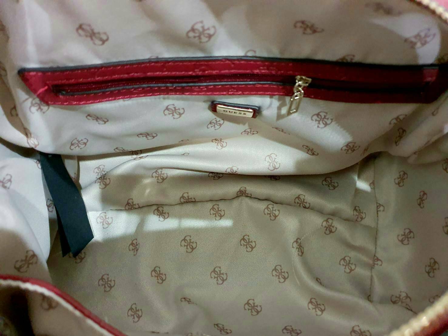 Guess Peony Classic Box Satchel คอลเลคชั่นใหม่สวยหรูจาก Guess กระเป๋าสะพายหนังนิ่มปั๊มแบรนด์รอบใบ ขนาดกำลังดี ฐานกระเป๋ามีหมุดรองฐานกันรอย หัวซิปปั๊มแบรนด์ ภายในกว้างจุของได้เยอะ มาพร้อมสายปรับและถอดออกได้ พร้อมส่ง 4 สี สวยทุกสี พลาดไม่ได้กับสาวยุคใหม่เลย