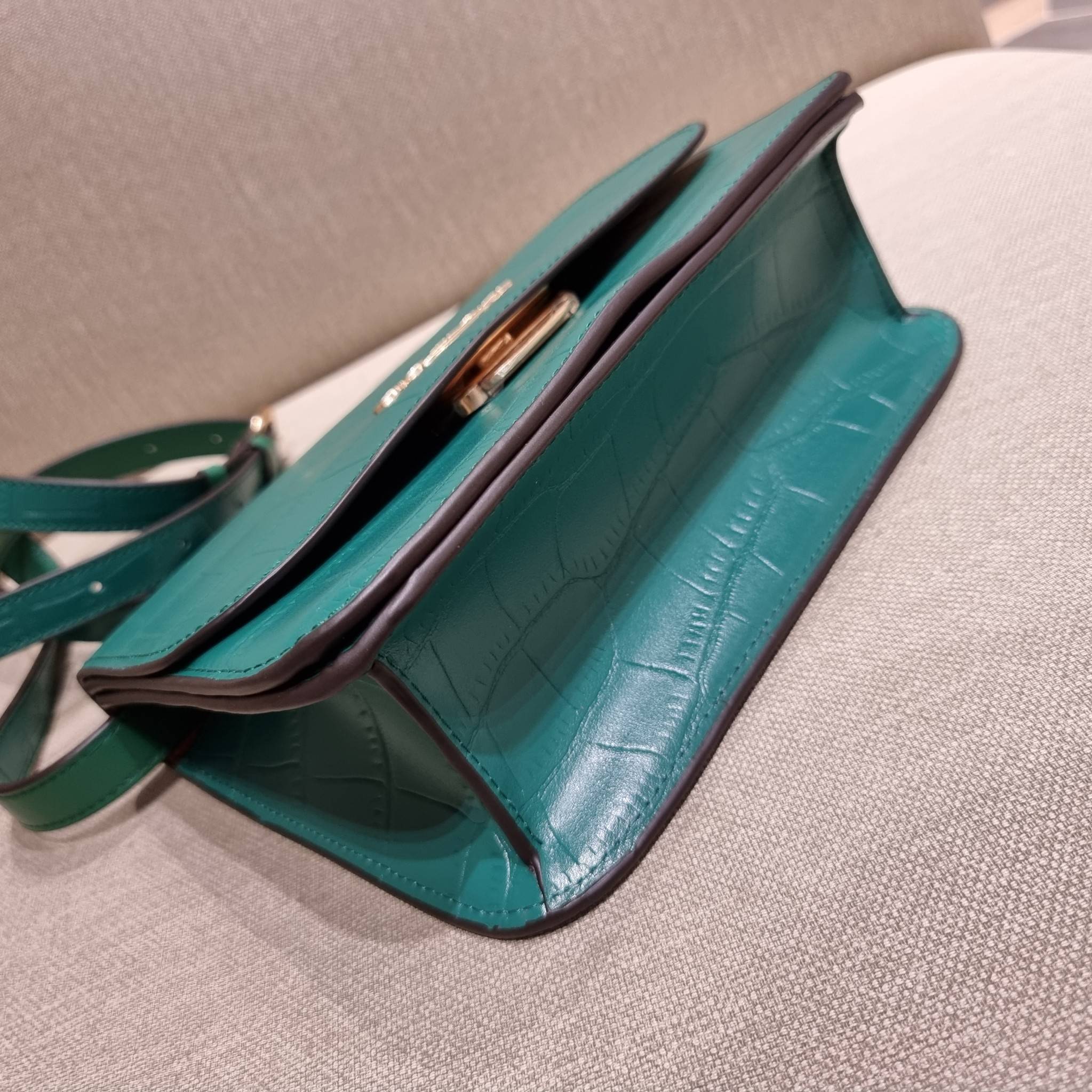 COACH C5631 BRYNN FLAP CROSSBODY แซ่บที่สุด ใหม่ที่สุด!! คอลเลคชั่นใหม่!! มองยังไงก็หลงรักละสายตาไม่ไหว กระเป๋าสะพายข้างลุคไฮน์ ที่ดีไซน์ออกมาได้ปัง และดูแพงมากๆ ด้วยดีเทลคลาสสิค รูปทรงใช้งานง่าย เรียบๆแต่มีดีเทล วัสดุหนังลายจระเข้ สวยม้าก!!! เปิด-ปิดด้วย