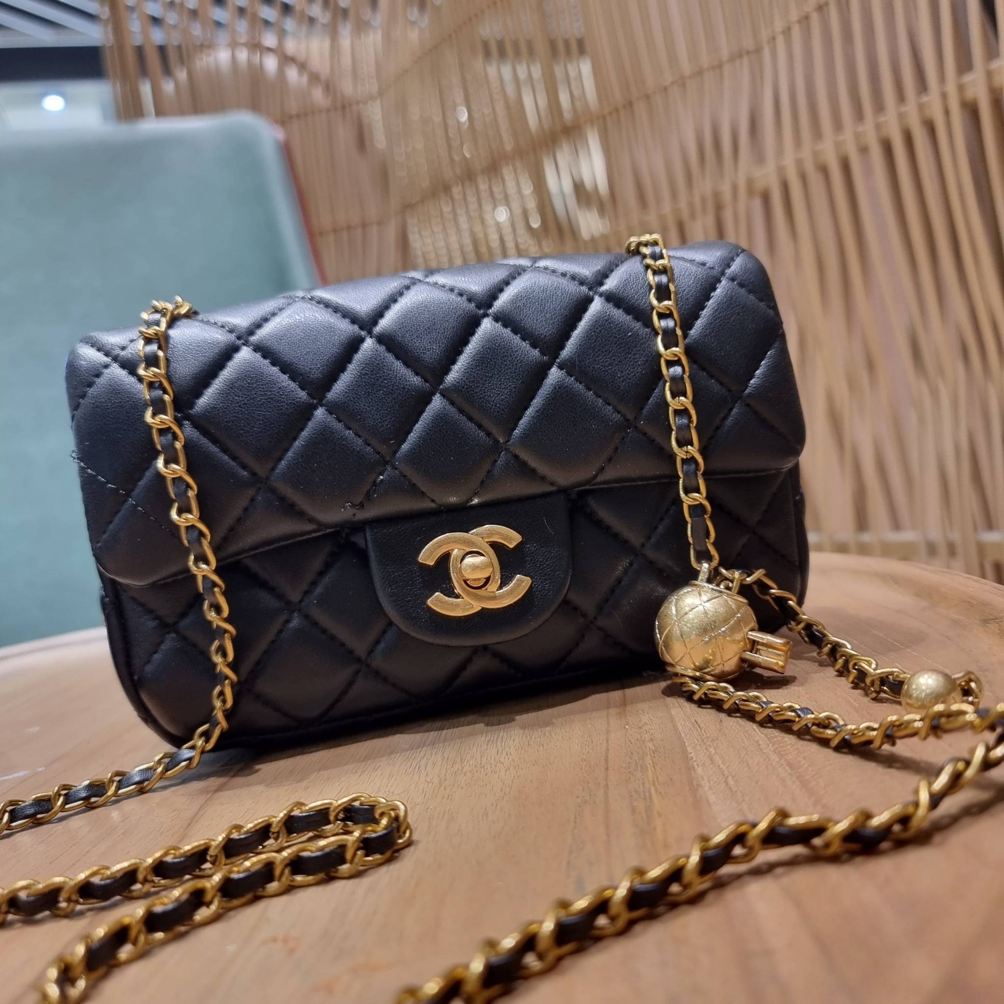 VIP 🥂 เซ็ทคือที่สุดของความคุ้ม CHANEL GIFT BOX SET สุดหรูชวนให้สะสม สุดยอดไอเท็มหายากพร้อมเสิร์ฟครบชุด สุดคุ้ม มาพร้อมกระเป๋าสะพายถึง 2 ใบ สุดหรูลิมิเต็ด จับคู่รุ่นยอดฮิต และที่พิเศษยังมีน้ำหอมตัวท็อปมาให้อีก chanel no.5 ที่แสนจะเย้ายวน ในขนาด 7.5