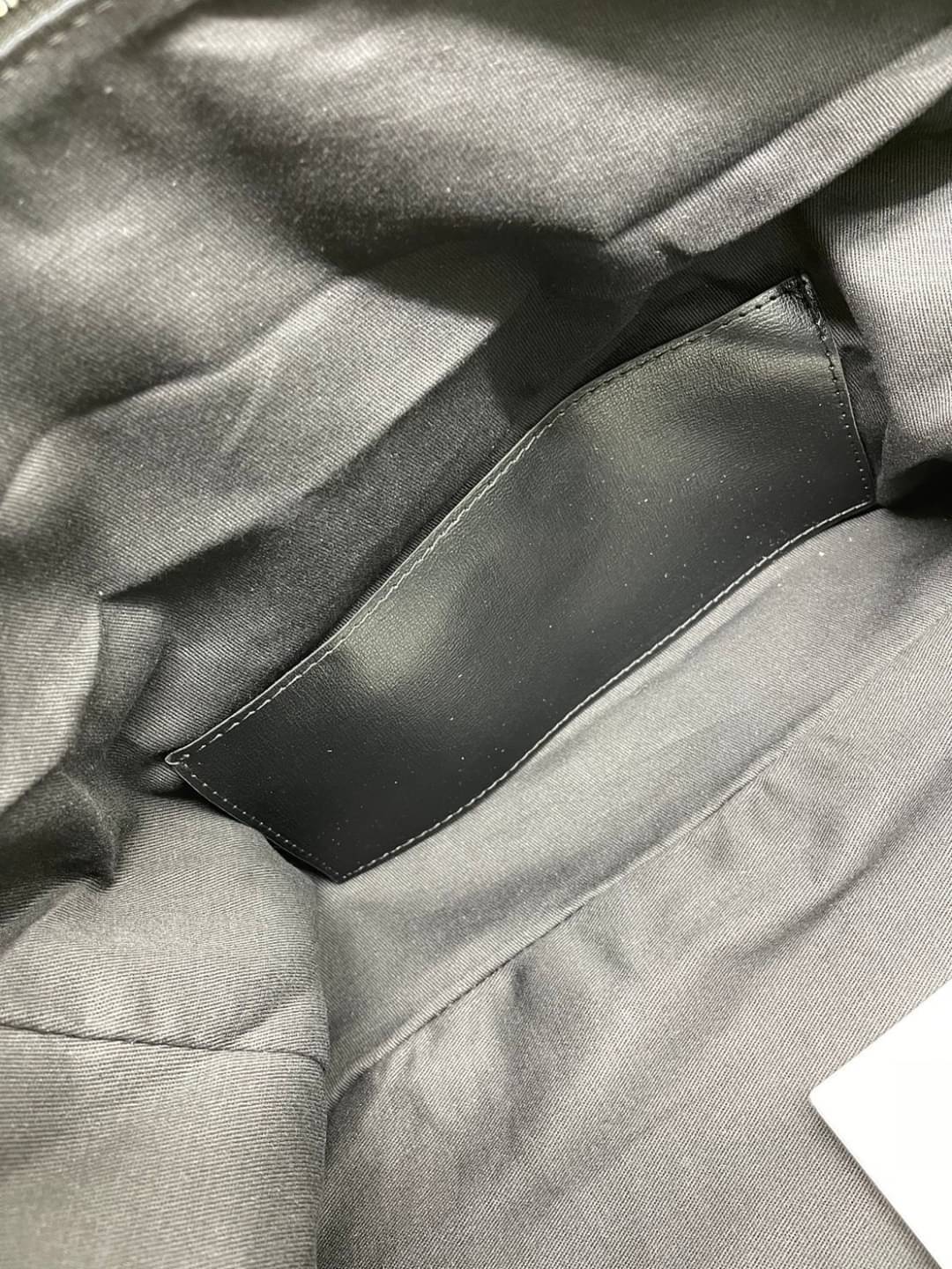 GUCCI Duffle bag with Interlocking G เกรดออริจินอล กระเป๋าใบใหญ่จุใจ 16" ใส่สัมภาระขึ้นเครื่องเดินทางได้ ใส่เสื้อผ้า รองเท้า เอกสาร A4 iPad Notebookได้ หูจับแข็งแรง สายสะพายยาวถอดออกได้ สะพายไหล่หรือ Crossbody ก็ดูดี ใช้ได้ทั้งชายหญิง ภาพถ่ายสินค้าจร