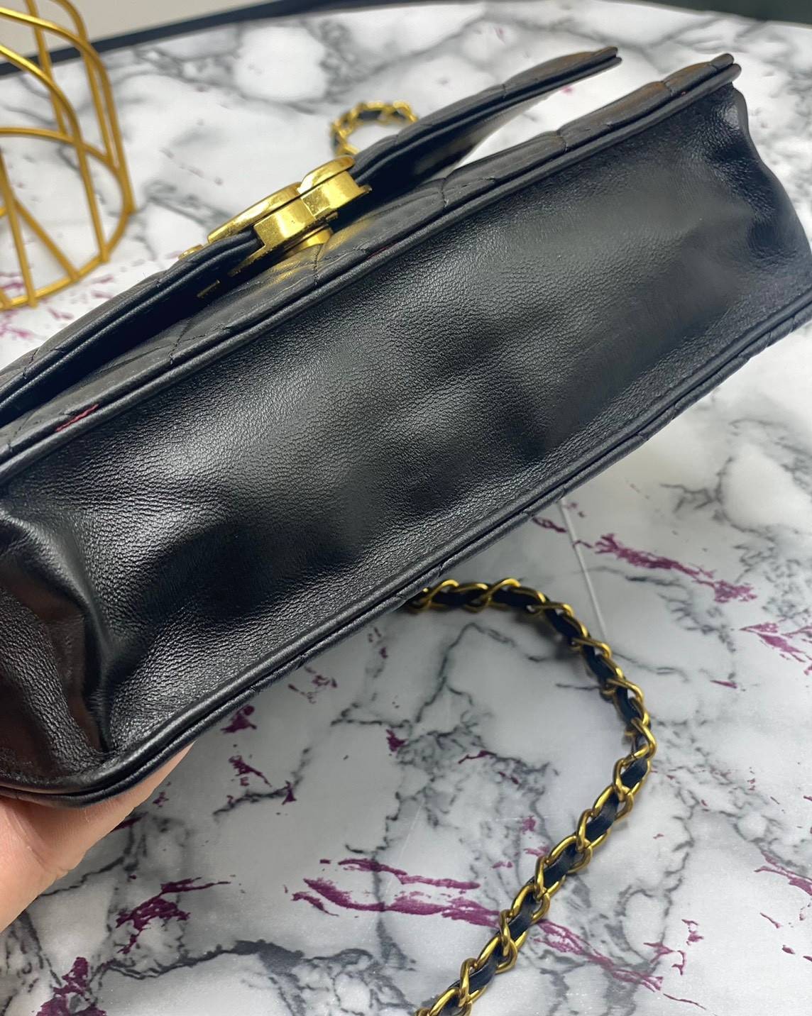 CHANEL WOC กระเป๋าสะพายหนังแท้ทรงสวยตลอดกาล งานหนังแท้เรียบสวย เนื้อนุ่ม อยู่ทรงคุณภาพดีตามแบบฉบับของแบรนด์ น้ำหนักเบา ด้านหน้ามีโลโก้แบรนด์อะไหล่ทองหรูหรา ปิดปิดด้วยฝาปิดกระดุม ตัวจริงสวยมากๆถูกใจรีบจองนะคะ