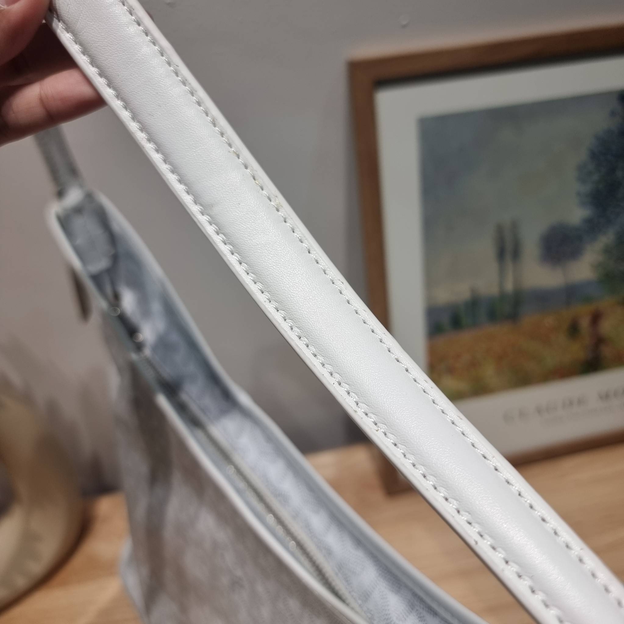 GOYARD BOHEME HOBO BAG / GOYARD HOBO กระเป๋าสะพายทรงโฮโบ ใบใหญ่จุใจ!! มาครบสีขายดี เลิศทุกสี รูปทรงคลาสสิค ดีไซน์เป็นเอกลักษณ์ วัสดุหนังแคนวาสพิมพ์ลายสวยคม ปากกระเป๋ามีซิปเปิด-ปิดกันของหล่นได้ ภายในโล่งกว้างมาก มาพร้อมสายคล้องในตัว ทนทาน สะพายสวยๆได้ทุกวั