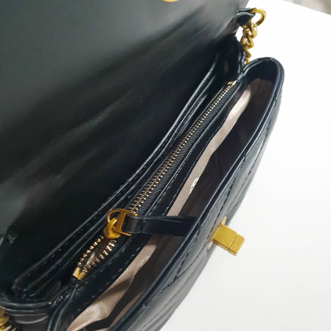 Tory Burch Kira Crossbody Bag กระเป๋าสะพายข้างทรงสวย ใบขนาดเล็กกำลังดี วัสดุหนังสังเคราะห์ นิ่มมือมากกก **อะไหล่ทองวินเทจ ประดับโลโก้แบรนด์เป็นตัวล็อคด้านหน้า ด้านในบุผ้าไนลอนปั้มแบรนด์ แบ่งช่องเป็นสัดส่วน พร้อมช่องซิปกลาง สามารถใส่กระเป๋าสตางค์ใบกลาง มือ