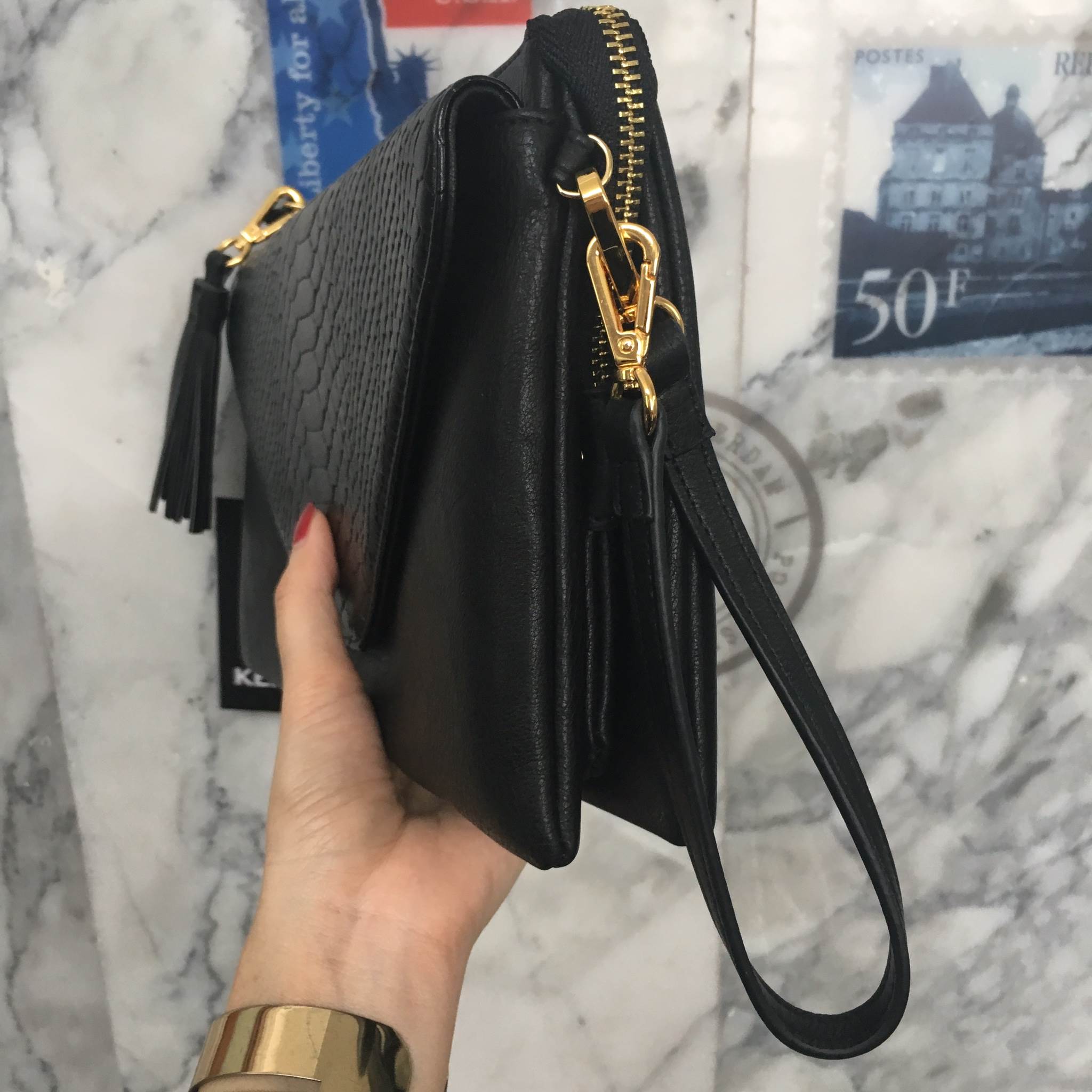 มาตามคำเรียกร้องคะสำหรับ size นี้ รอบนี้ ได้ ของ KEEP BRAND มาคะ รับรองความสวย 😍กระเป๋า KEEP Doratry shoulder &clutch bag ตัวกระเป๋าผลิตจากหนังแกะเทียม ตัดกับ ลายงู ลายหนังชัดเจน สวย อะไหล่ทองเพิ่มความหรูให้กับกระเป๋าสุดๆคะ 🌵จุดเด่นคือ สาม