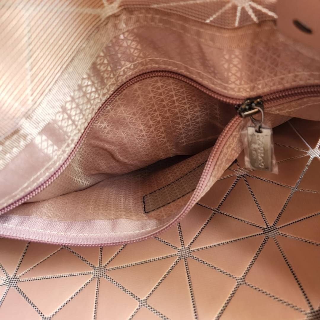 BAO BAO ISSEY MIYAKE LUCENT ONE-TONE กระเป๋า Bao Bao จากแบรนด์ดัง Issey Miyake แบรนด์แฟชั่นจากประเทศญี่ปุ่น ซึ่งมีสินค้ามากมายไม่ว่าจะเป็นเสื้อผ้า นาฬิกา น้ำหอม และที่ขาดไม่ได้นั่นก็คือ กระเป๋า Bao Bao ที่มีความพิเศษในเรื่องของวัสดุและดีไซน์ที่ครองใจสถาปน