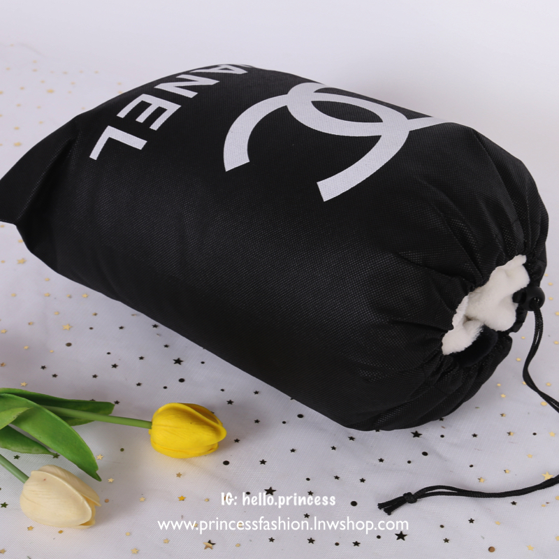 Chanel Blanket ต้อนรับหน้าหนาวนี้!!! กับผ้าห่ม Chanel ขนาดพกพา เนื้อผ้าขนสำลีหนานุ่ม ทูโทนขาวดำคลาสสิก ทรงสี่เหลี่ยมผืนผ้า เนื้อผ้านิ่ม ใช้เป็นผ้าห่มหรือผ้าคลุมเตียง คลุมเบาะก็ได้ค่ะ รีบจับจองกันเลยนะคะ