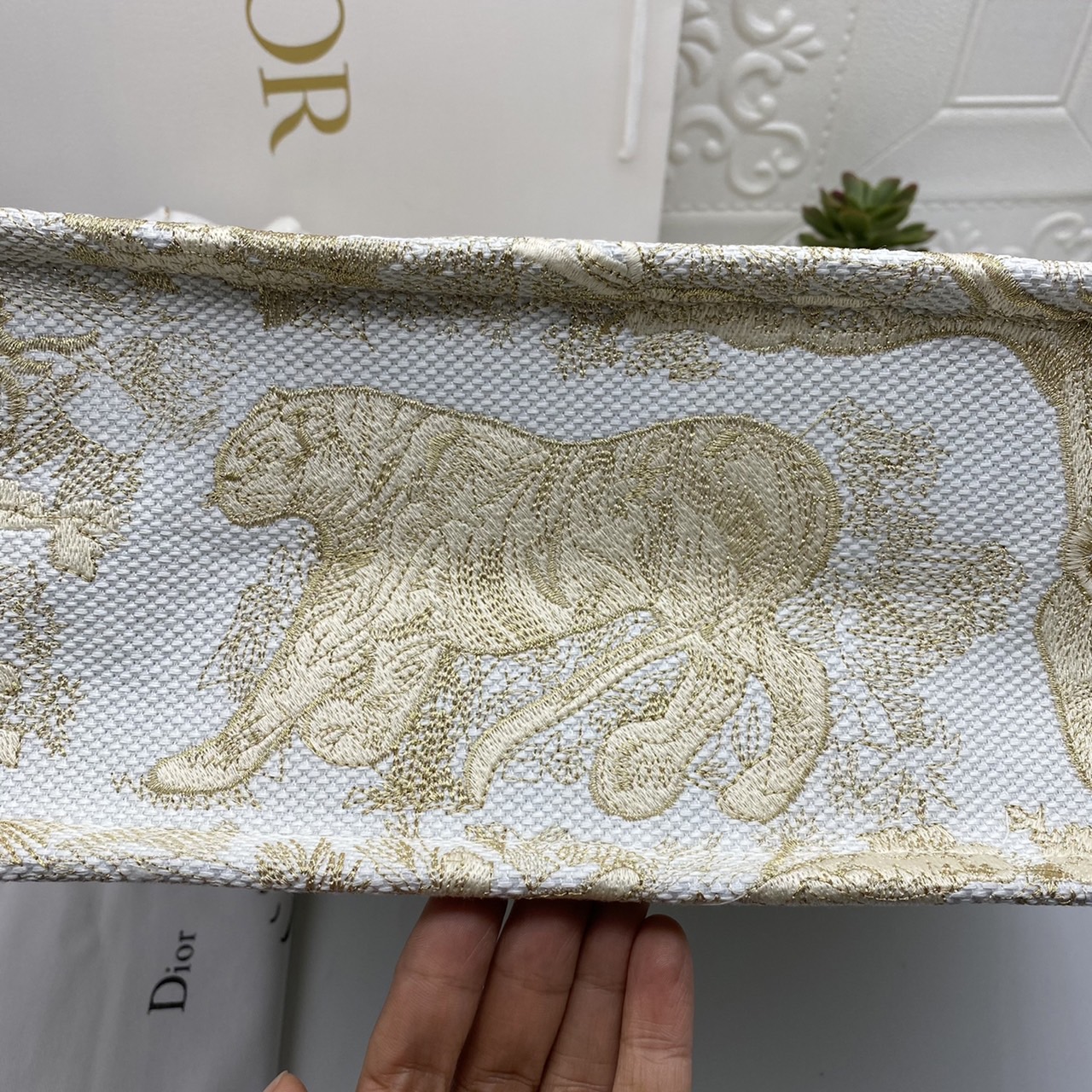 CHRISTIAN MEDIUM DIOR BOOK TOTE เอกลักษณ์ของความหรู เป็นทางช็อปปิ้งBag ที่ต้องมี ภายในโล่งกว้างมาก ใส่ของแบบแน่นๆ จุๆไปได้เลย น้ำหนักเบาสบาย งานออริปักขึ้นรูปสวยมาก มี code stamp พร้อมส่งที่ไทย ภาพสินค้าถ่ายจากงานขายจริง ใช้งานต่างประเทศได้ค่ะ