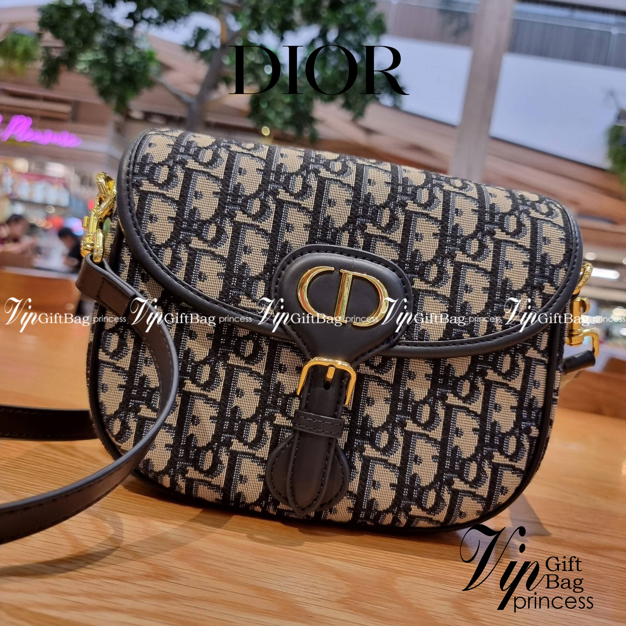 DIOR CD MEDIUM BOBBY BAG กระเป๋าสะพายข้างพรีเมี่ยมกิ๊ฟทรงสวย ดีไซน์ย้อนยุค เป็นเอกลักษณ์ไม่เหมือนใคร เปิด-ปิดด้วยกระดุมแม่เหล็ก ใช้งานง่าย อะไหล่ทองดูหรู ภายในเป็นช่องโล่ง มาพร้อมสายสะพาย crossbody ถอดออกได้ ปรับได้ จะถือเป็นคลัทช์ออกงานก็ได้ สะพายไปทำงาน
