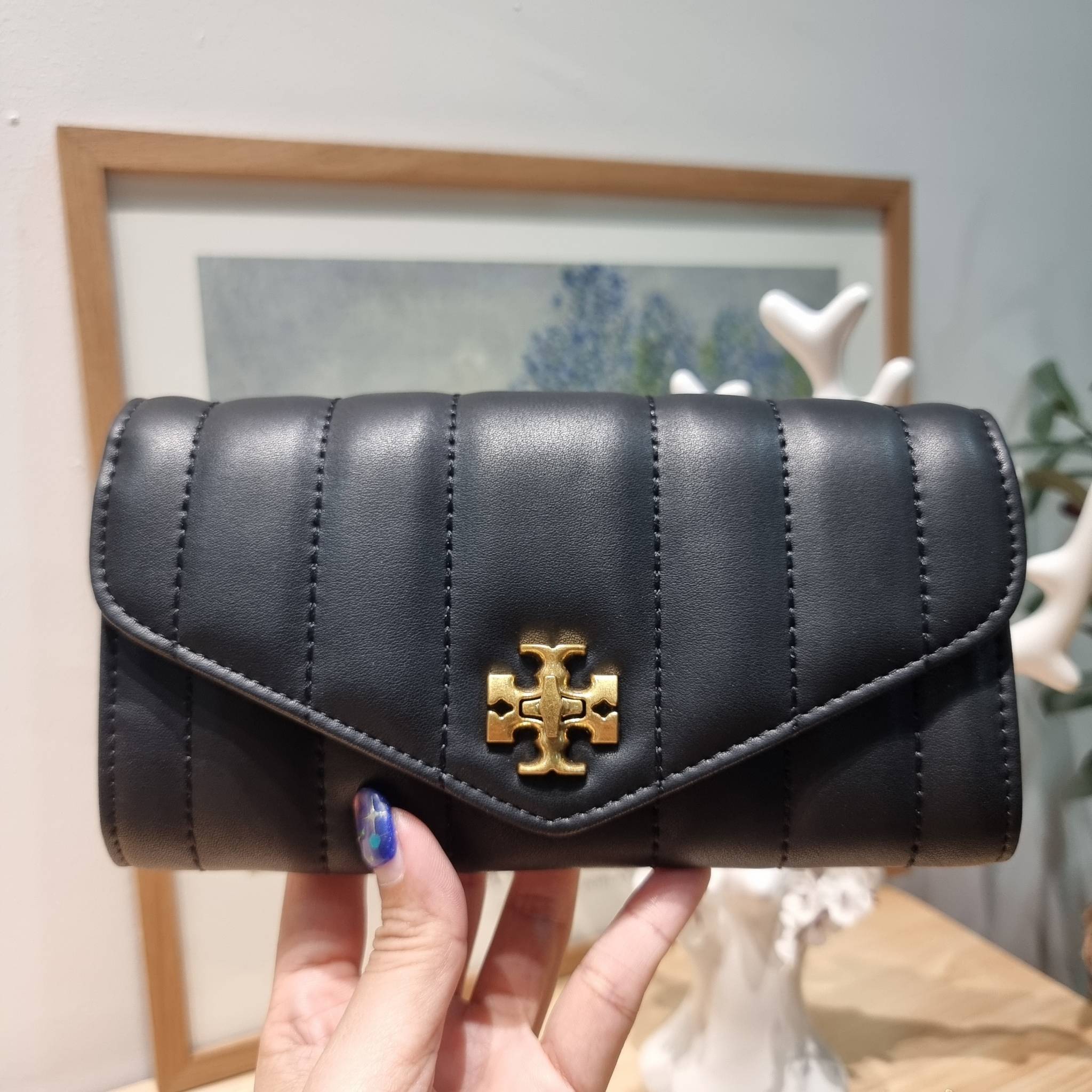 TORY BURCH KIRA CHEVRON POUCH KEY FOB / Tory wallet bag กระเป๋าสตางค์ใบยาวรุ่นใหม่ คอลเลคชั่น 2023 หรูหราทุกสี ดีไซน์คงความคลาสสิค ขนาดกำลังดี สัมผัสดีมาก