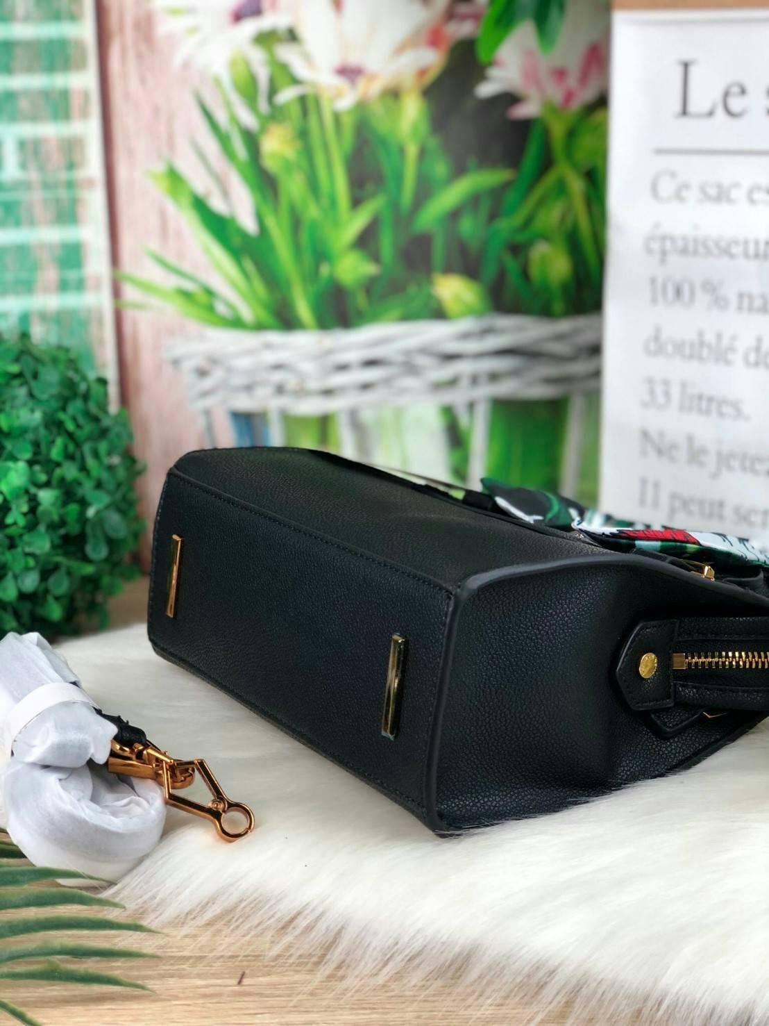 New arrival!! CHARLES & KEITH SCARF WRAPPED TOP HANDLE BAG รุ่นใหม่ชนช็อป กระเป๋าถือ/สะพายวางอยู่ทรง มีหมุดรองฐานซ้ายขวา ที่หูหิ้วกระเป๋ามีผ้าพันสวยงาม เปิดปิดด้วยซิป ด้านในกว้างจุของได้พอสมควร ใส่ iPhone plus และกระเป๋าเงินใบกลางได้ค่า มาพร้อมสายสะพายยาว