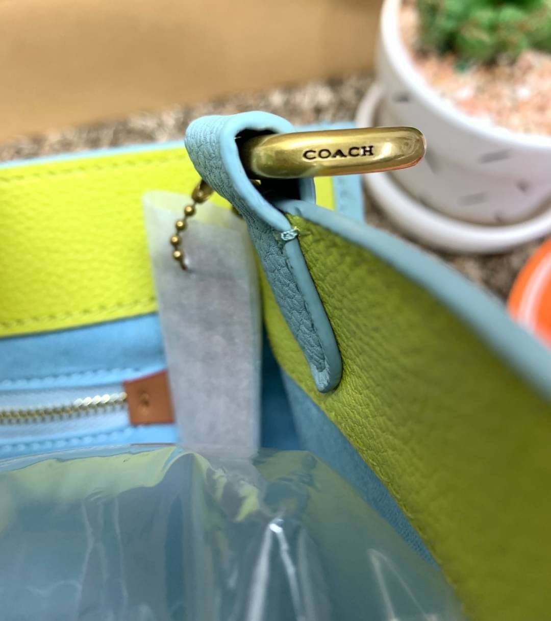 COACH FIELD TOTE 30 IN COLORBLOCK WITH COACH BADGE ((C0777)) พร้อมส่งอีกครั้ง! ไม่มีสักใบยังไงไหว สีคือผู้ดี แจ่มใส ละมุนตา ไม่ฉูดฉาด แถมคุณภาพเต็ม100 เหมือนเดิมเลยค่ะ! กระเป๋าทรงTote ใบใหญ่ หนังแท้อย่างดี ลายหนังสวยมากๆ หลงรักแน่นอน คอนเฟิร์มค่าา! สีที่ใ