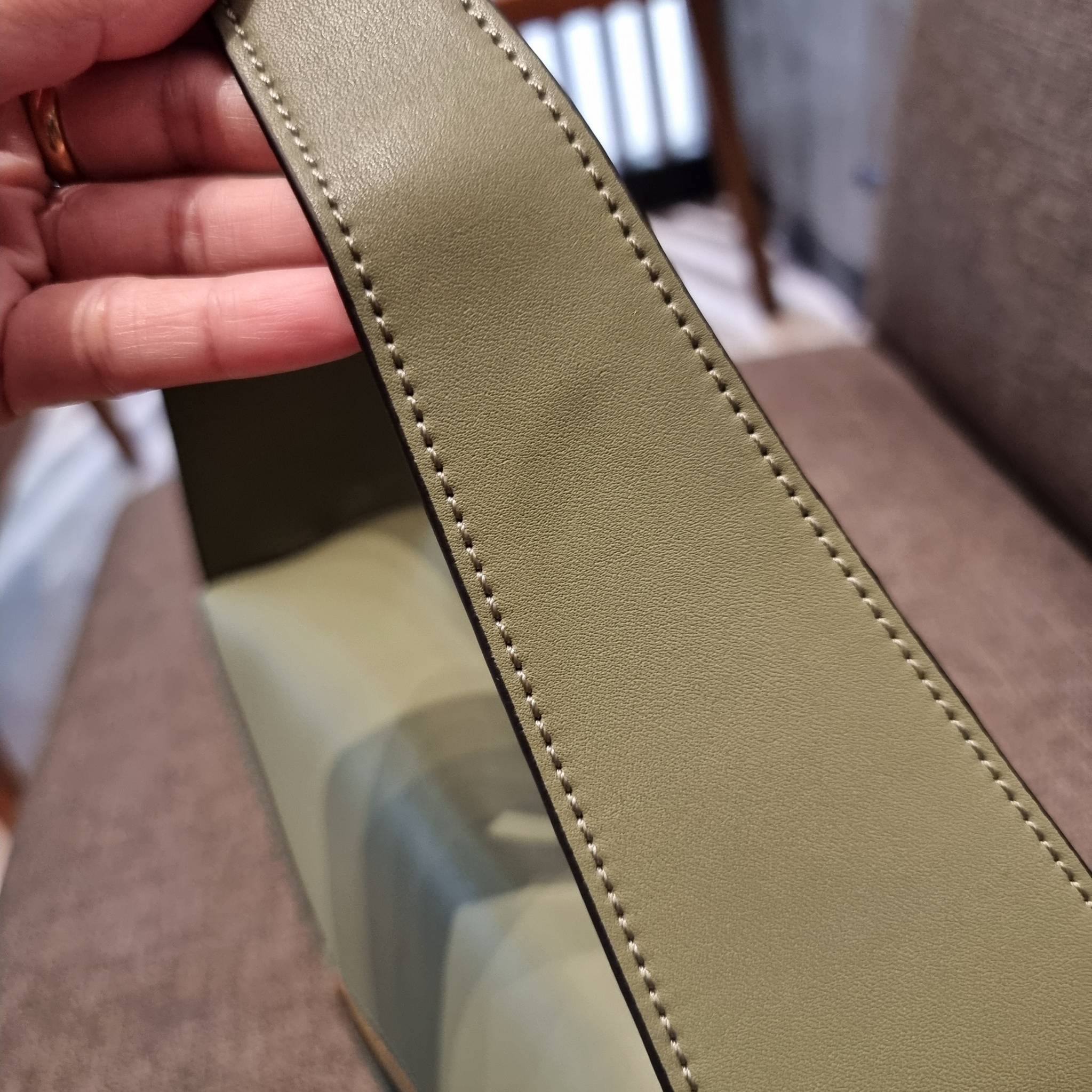 LOEWE PUZZLE HOBO BAG ใหม่ล่าสุด กับแบรนด์ที่มีดีไซน์โดดเด่นเป็นเอกลักษณ์ สวยหรูทุกรุ่นจริงๆ!! กระเป๋าสะพายโฮโบ ทรงสวย สไตล์พัซเซิลคลาสสิค วัสดุหนังวัวฟอกสี นิ่มมือ ฟินมาก!! เปิดใช้งานด้วยซิป ที่ภายในโล่งกว้าง ใส่ของสำคัญได้ครบไม่มีพลาด แบบสบายๆ มาพร้อมสา