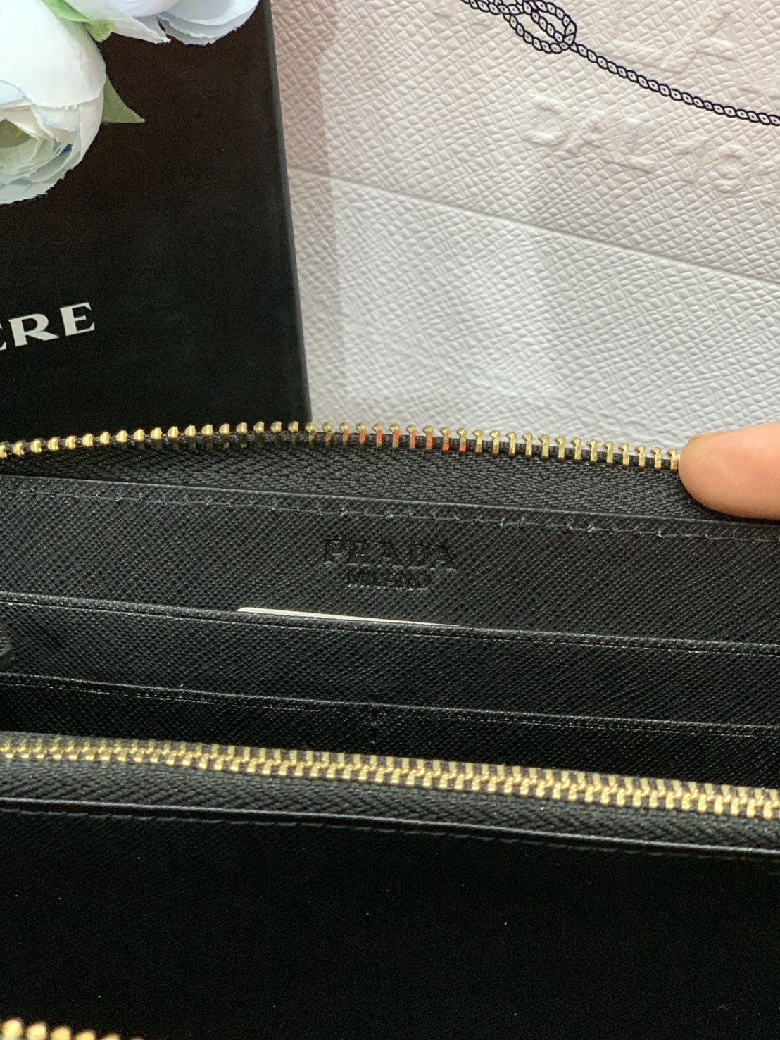 ORI หนังแท้ | Prada Long Zip Around Wallet / Prada Black Large Saffiano Leather Wallet กระเป๋าสตางค์ปราด้าใบยาวซิปรอบ เรียบหรู หนัง Saffiano มีฟังก์ชันและสไตล์ให้เลือกด้วยช่องใส่บัตรหลายช่อง