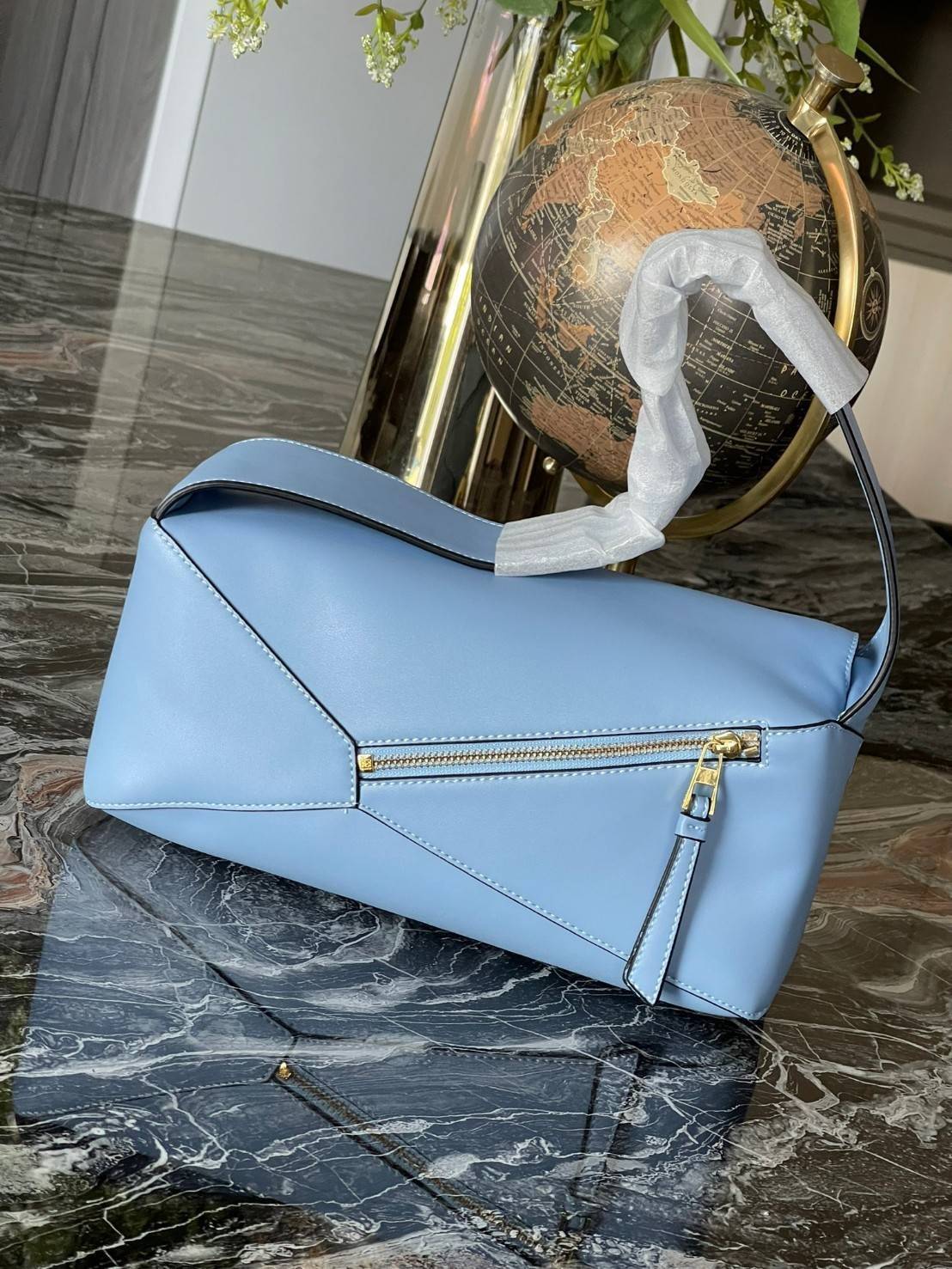 Loewe Puzzle Hobo bag กระเป๋ารุ่น Puzzle มีความพิเศษในหลายด้าน ไม่ว่าจะเป็นรูปทรงที่แปลกใหม่ มินิมอลด้วยโลโก้อนาแกรมแบบประทับ ดูหรู เป็นกระเป๋า Unisex ที่ไม่ว่าคุณจะเป็นผู้หญิงหรือผู้ชายก็ใช้งานได้ ลายกระเป๋าได้มาจากการนำหนังมาเย็บต่อกันทั้งหมด ถึงแม้ว่าข