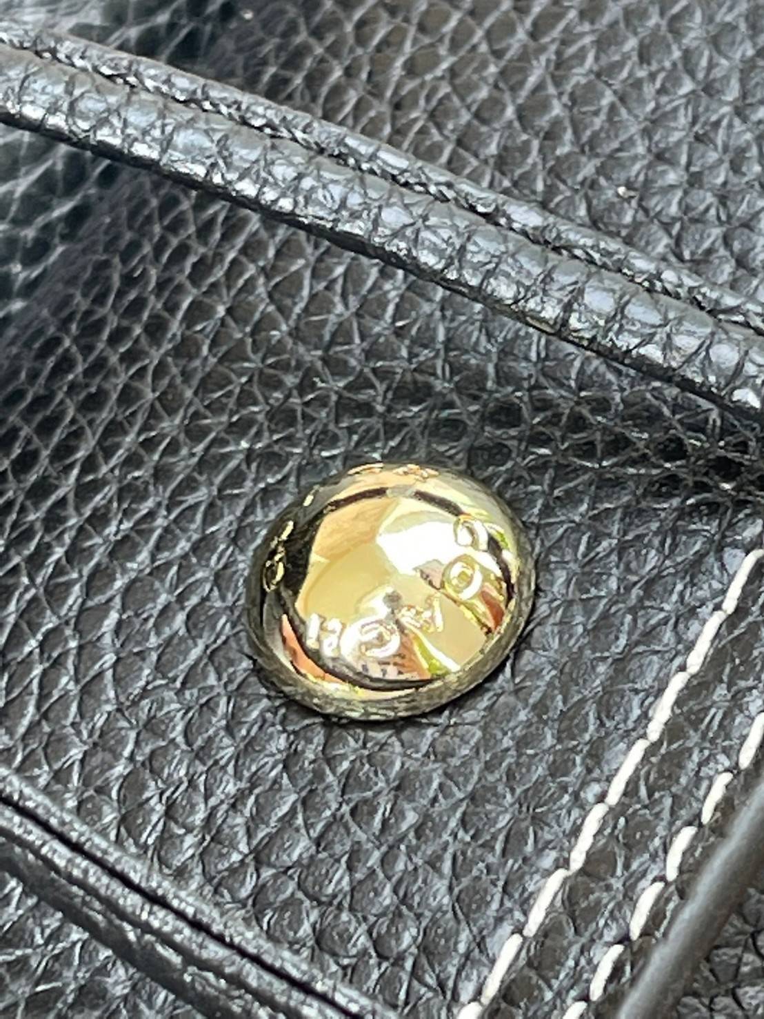 COACH PENNIE BACKPACK 22 IN SIGNATURE CANVAS(C4120) เป็นกระเป๋าอีกประเภทหนึ่งที่ Coach ผลิตและออกแบบได้อย่างมีเอกลักษณ์ สาว ๆ คนไหนที่ชอบพกของเยอะและต้องการกระเป๋าที่ให้ความคล่องตัว ทะมัดทะแมง ต้องเป็นกระเป๋าเป้แบบนี้เลยค่ะ แม้จะให้ลุคที่ทะมัดทะแมง แต่ก็ม