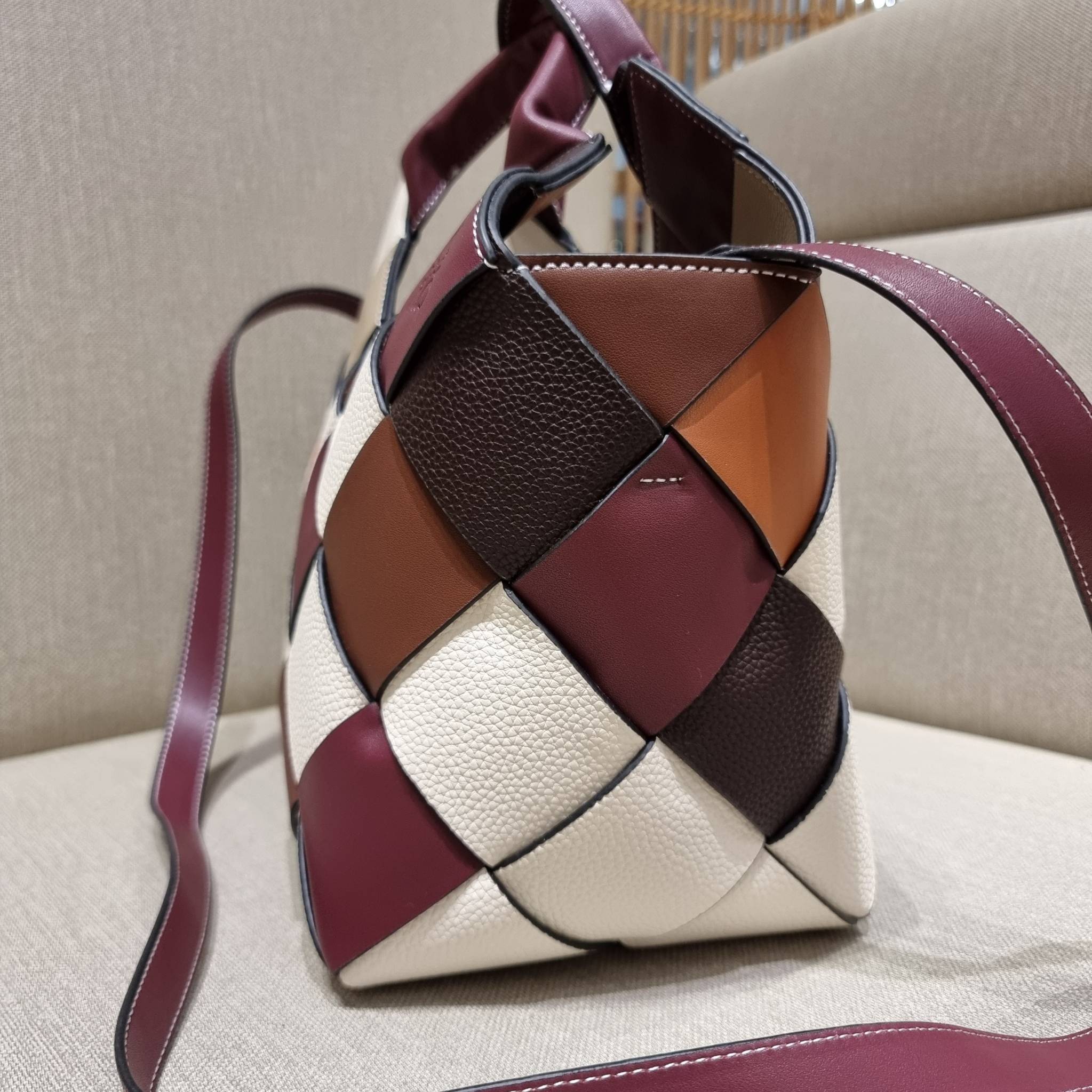 VIP 】LOEWE SURPLUS LEATHER WOVEN BASKET BAG IN CLASSIC CALFSKIN ใหม่ล่าสุดและสวยที่สุด กระเป๋าสะพานที่ถักทอด้วยความปราณีต โดดเด่นด้วยสีที่จับมาคอนทราสได้ลงตัว ใบใหญ่จุได้แบบเน้นๆ วัสดุหนังวัวแท้เต็มใบ หรูเลิศ ปากกระเป๋ามีสายหนังสำหรับผูกรวบปากกระเป๋า ภายใ