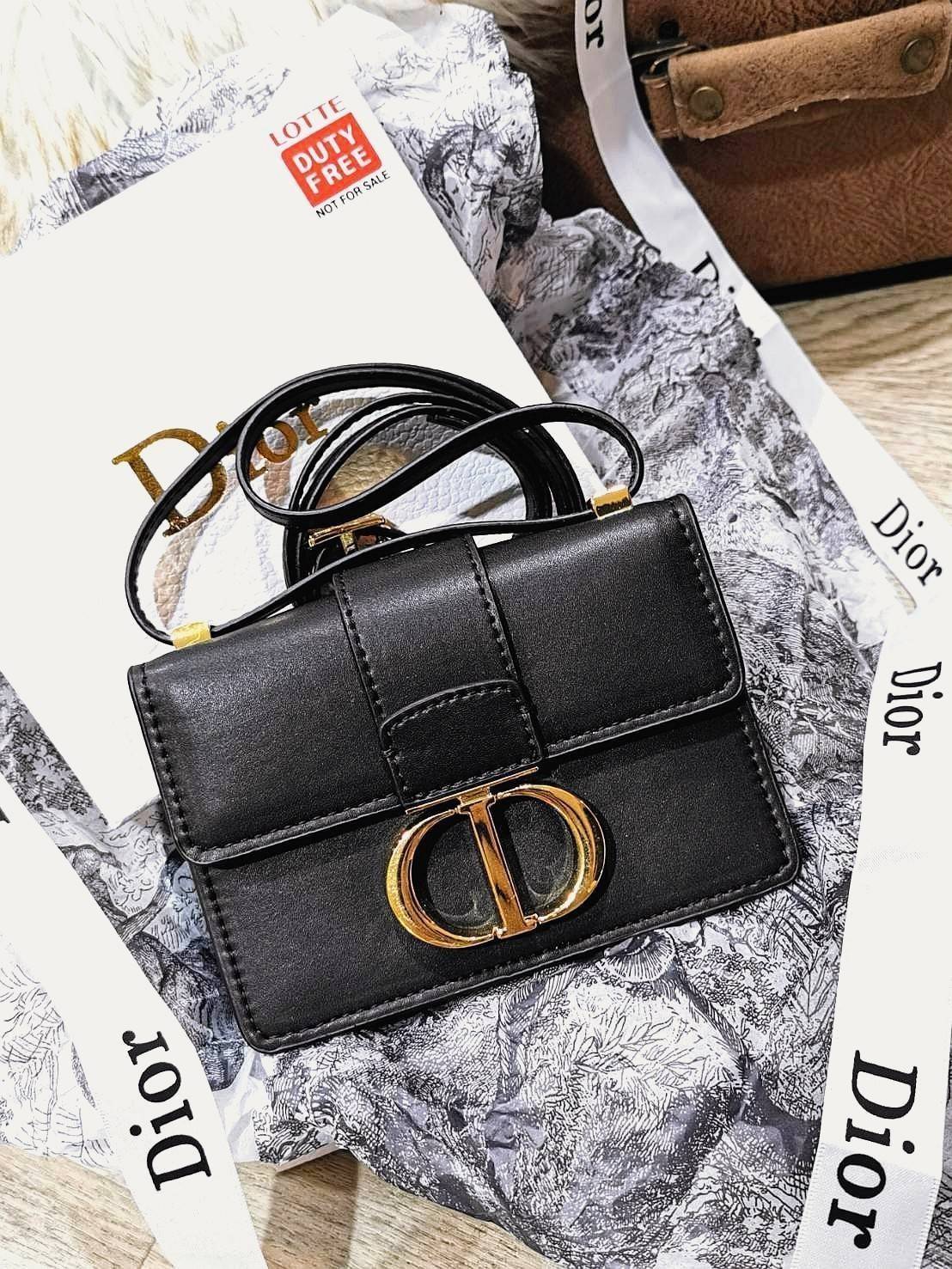 CHRISTIAN DIOR MINI BAG VIP GIFT WITH PURCHASE (GWP) พรีเมี่ยมกิ้ฟ Limited Edition จาก DIOR DUTYFREE COUNTER วัสดุหนังแท้ Calfskin ทรงสี่เหลี่ยมหนังเรียบสวยหรูอยู่ทรงเปิดปิดด้วยฝาปิดโลโก้แบรนด์อะไหล่ทองด้านหลังมีช่องใส่ของ ภายในโล่งมีโลโก้สามารถใส่มือถือข