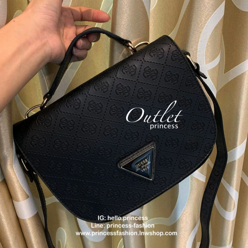 GUESS LOGO EMBOSSED CROSSBODY BAG กระเป๋าสะพายไหล่หรือสะพายข้าง สายสะพายปรับความยาวได้ เปิดปิดด้วยกระดุมแม่เหล็ก ตัวกระเป๋าปั้มลายG เป็นsignatureรอบใบ ดูมีดีเทล ภายในบุผ้าลายG มีช่องซิปและช่องเล็กเป็นสัดส่วน ใส่กระเป๋าสตางค์ยาวหรือของจุกจิก อื่นๆได้ สวยทั