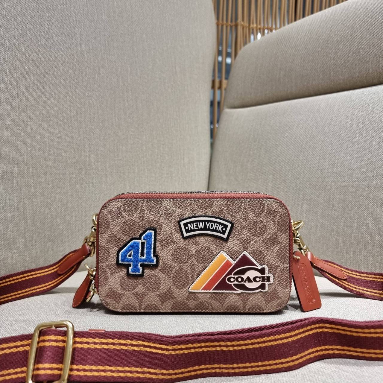 COACH C6744 CHARTER SLIM CROSSBODY IN SIGNATURE CANVAS WITH PATCHES คอลเลคชั่นฮอลิเดย์ สดใสพร้อมปังพร้อมส่ง!! น่ารักมากๆกับดีไซน์สกีเรทโทรวินเทจ วัสดุหนังแคนวาสเคลือบลายสลับหนังแท้ โดดเด่นด้วยแพทช์ลายสวยคม ดีเทลความเลิศมันอยู่ตรงนี้!! ตรงที่มีน้องใบเล็กมา