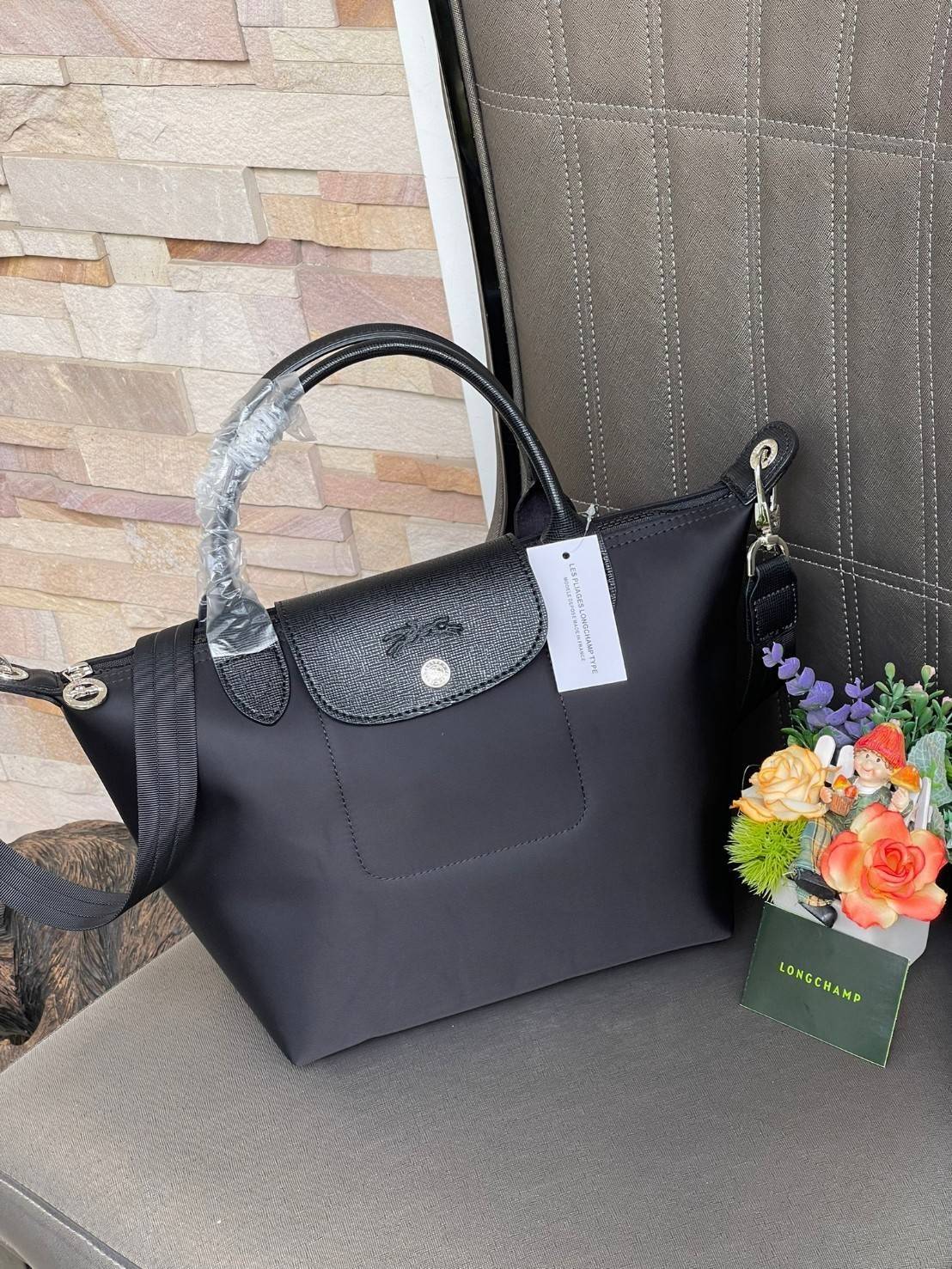 Longchamp Le Pliage Neo Size S มาพบกับกระเป๋ารุ่นยอดนิยม ที่สาวๆ ต้องมีไว้เก็บไว้สักใบ กระเป๋าโท้ทใบนี้ มาพร้อมกับสีที่มีสไตล์เรียบง่าย มีสายสะพายยาวช่วยให้คุณสามารถสะพายไหล่ได้อย่างสบาย ในขณะที่ที่ปิดแบบซิปช่วยให้คุณมั่นใจได้ว่าของด้านในมีความปลอดภัย Le 