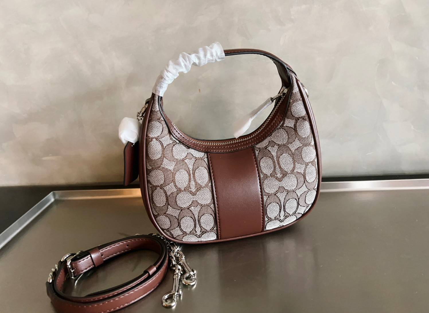 COACH CARMEN MINI CROSSBODY IN SIGNATURE JACQUARD กระเป๋ารูปทรงพระจันทร์โค้งมน น่ารักน่าใช้มากๆ!! เกรดท็อปออริ เกรดดีสุด สลับแท้ 1:1 ใช้ต่างประเทศได้