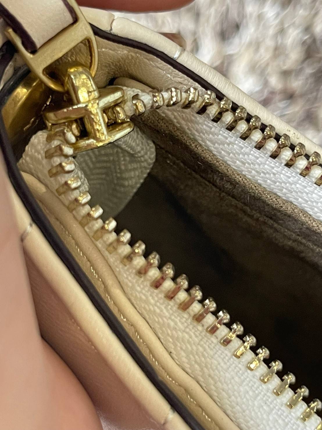 Tory burch Kira logo-plaque crossbody bag กระเป๋า Kira ของ Tory Burch เป็นส่วนหนึ่งของคอลเล็กชั่นที่โดดเด่น และมีหลายรุ่นด้วยกัน โดยมีป้ายโลโก้ Double T ของแบรนด์อยู่ตรงกลาง มีความเรียบง่ายแต่ยังคงความหรูหราโดดเด่นด้วยวัสดุบุผิว ป้ายโลโก้สีทอง สายสะพายโซ่