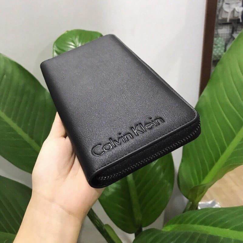 Calvin Klein Long Wallet กระเป๋าสตางค์ใบยาวซิปรอบ ภายในมีช่องใส่ธนบัตร ช่องใส่บัตรหลายช่อง และช่องซิปสำหรับใส่เหรียญ จะมอบเป็นของขวัญก็เหมาะค่ะ