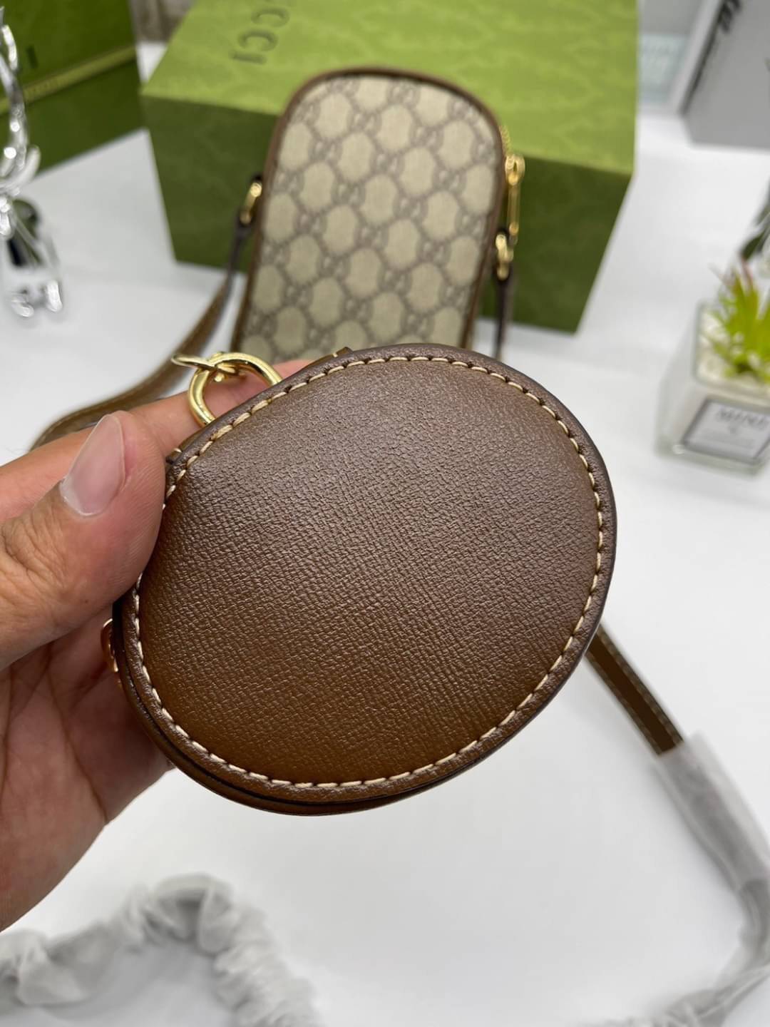 GUCCI Mini bag with Interlocking G / Gucci phone bag เกรดออริจินอล กระเป๋ามินิรังสรรค์จากผ้าแคนวาส Supreme ลายโมโนแกรมของแบรนด์สีเบจและสีน้ำตาลอีโบนี สัญลักษณ์ GG สไตล์นี้มอบความรู้สึกร่วมสมัยพร้อมกระเป๋าใส่ Apple AirPods ที่สามารถถอดออกได้